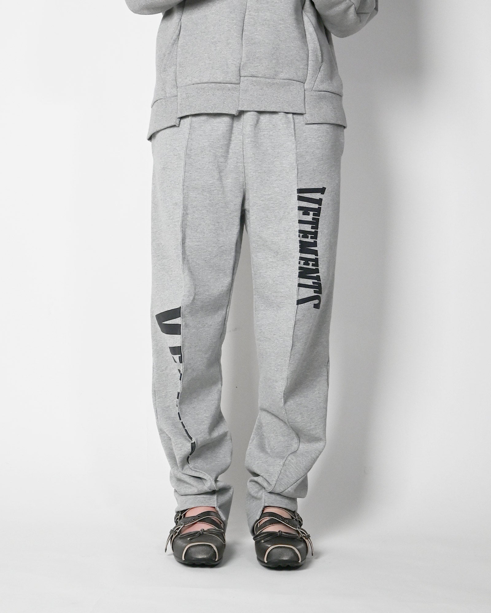 VETEMENTS・ヴェトモン - スウェットパンツ CUT-UP LOGO SWEATPANTS / GREY MELANGE