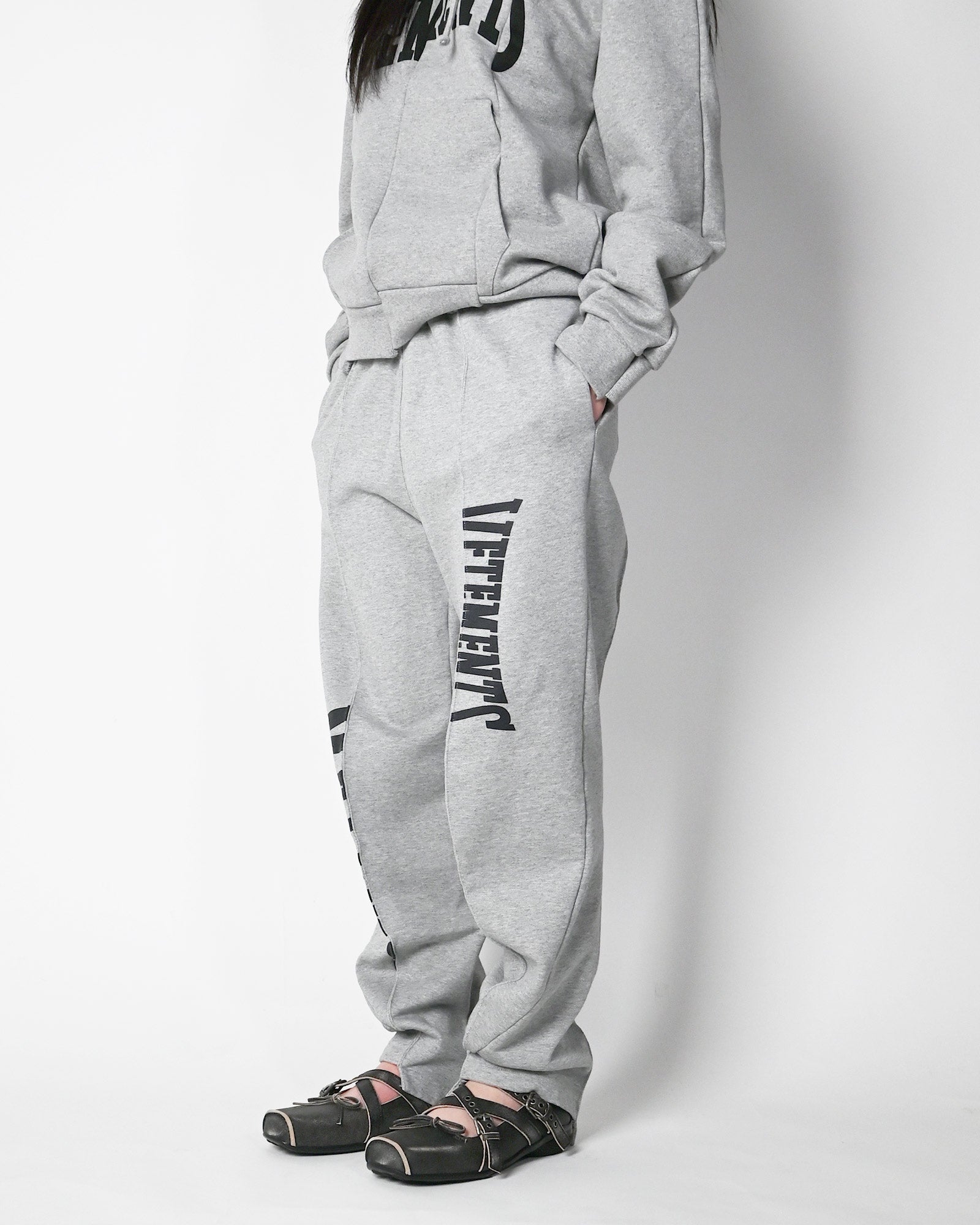 VETEMENTS・ヴェトモン - スウェットパンツ CUT-UP LOGO SWEATPANTS / GREY MELANGE