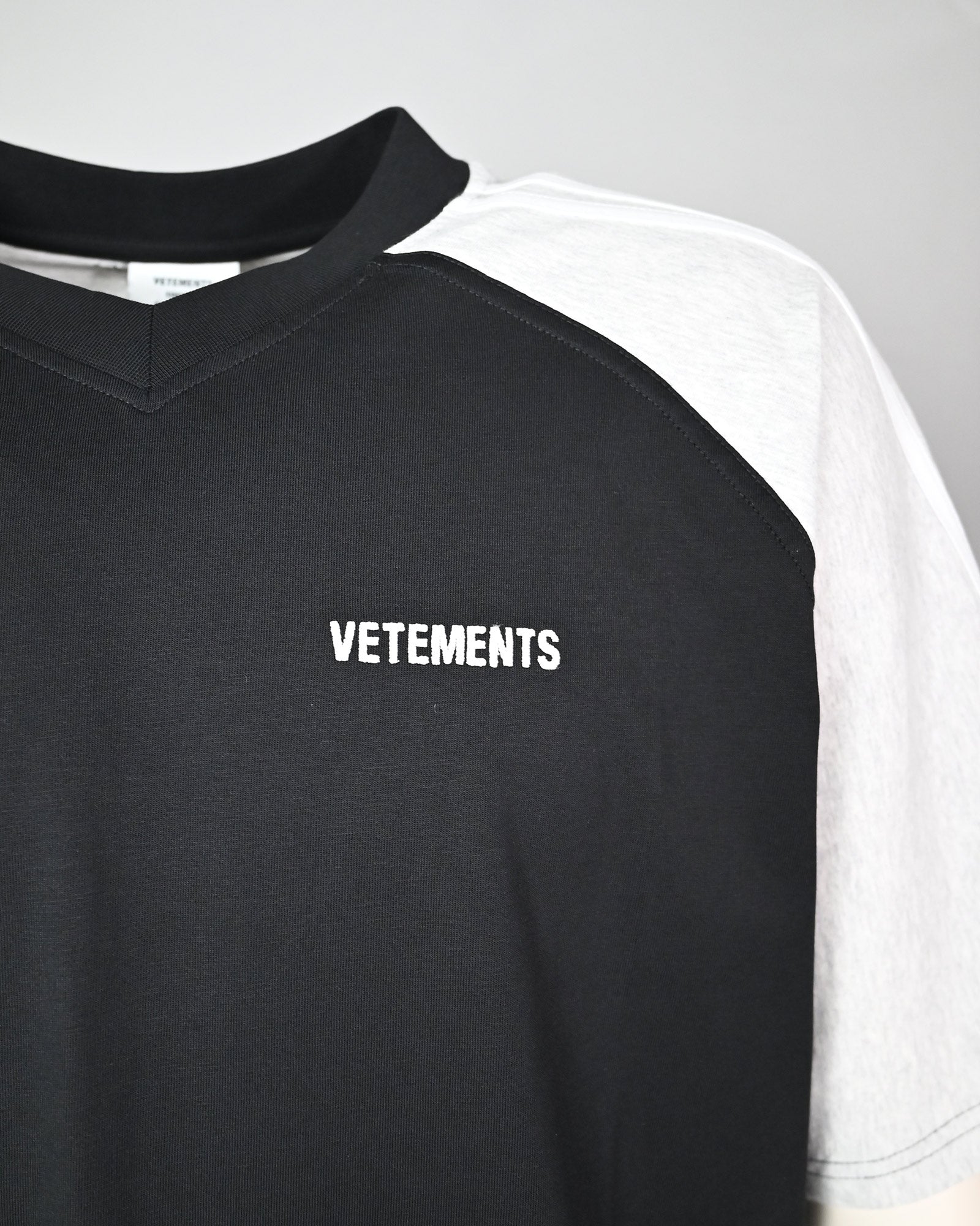 VETEMENTS・Vetements -  CUT-UP V-NECK T-SHIRT / BLK/GEY
