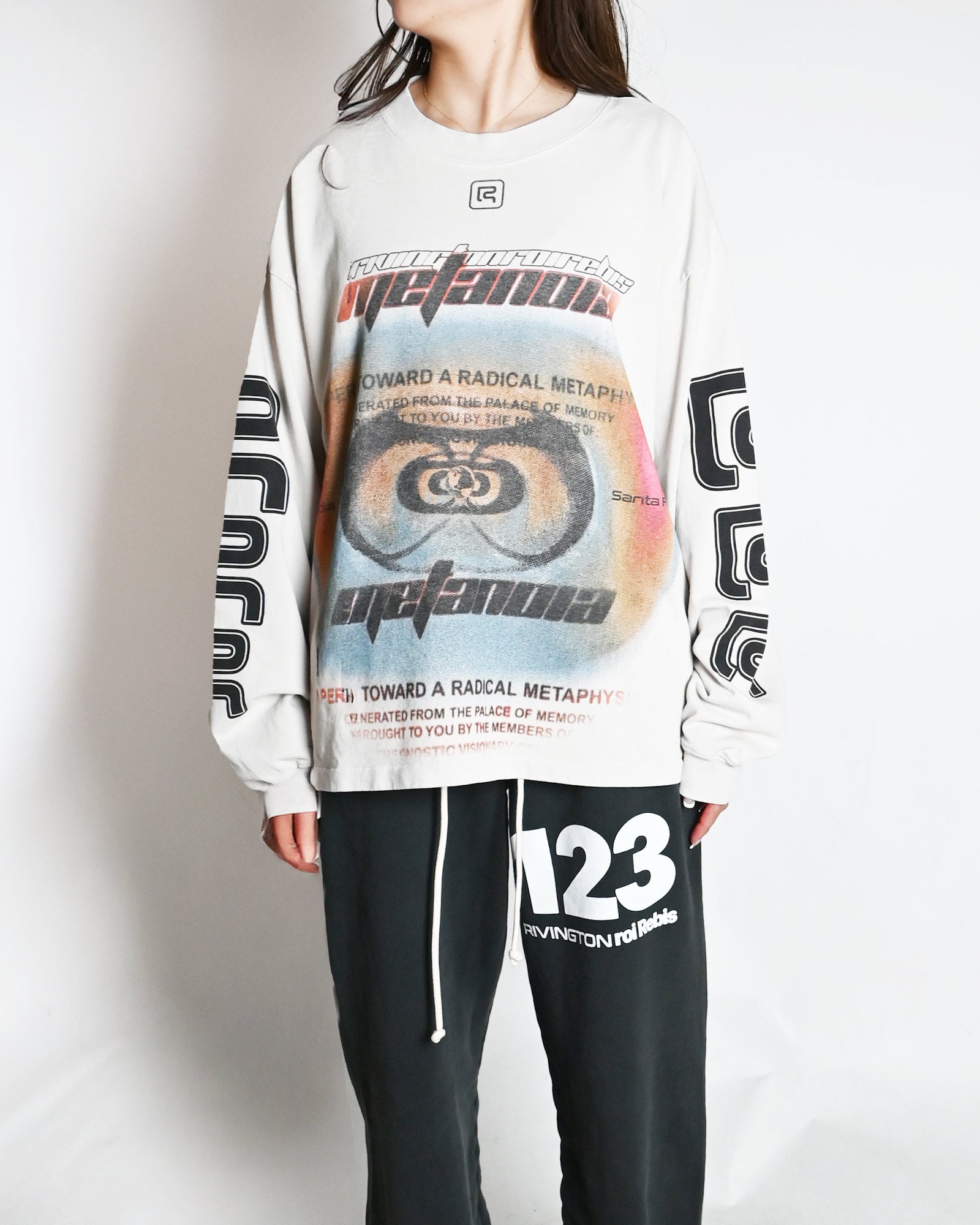 RRR123・リヴィントン ロイ レビス - L/S Tシャツ DIVINITY PAPER GARDEN LS TEE / LIGHT GREY