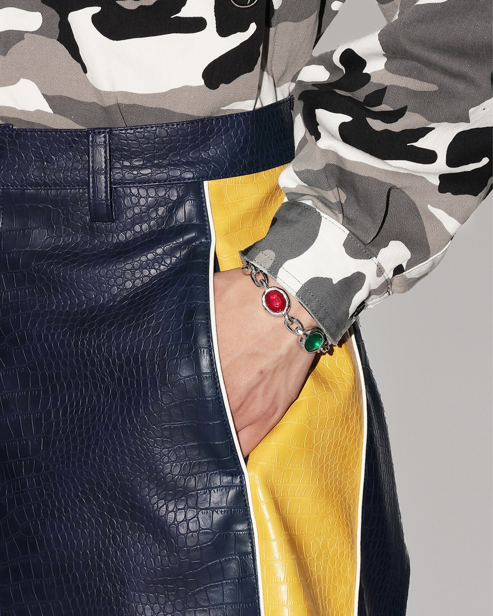 AMBUSH・アンブッシュ - ハーフ・ショートパンツ FAKE CROCODILE LEATHER SHORT PANTS / NAVY