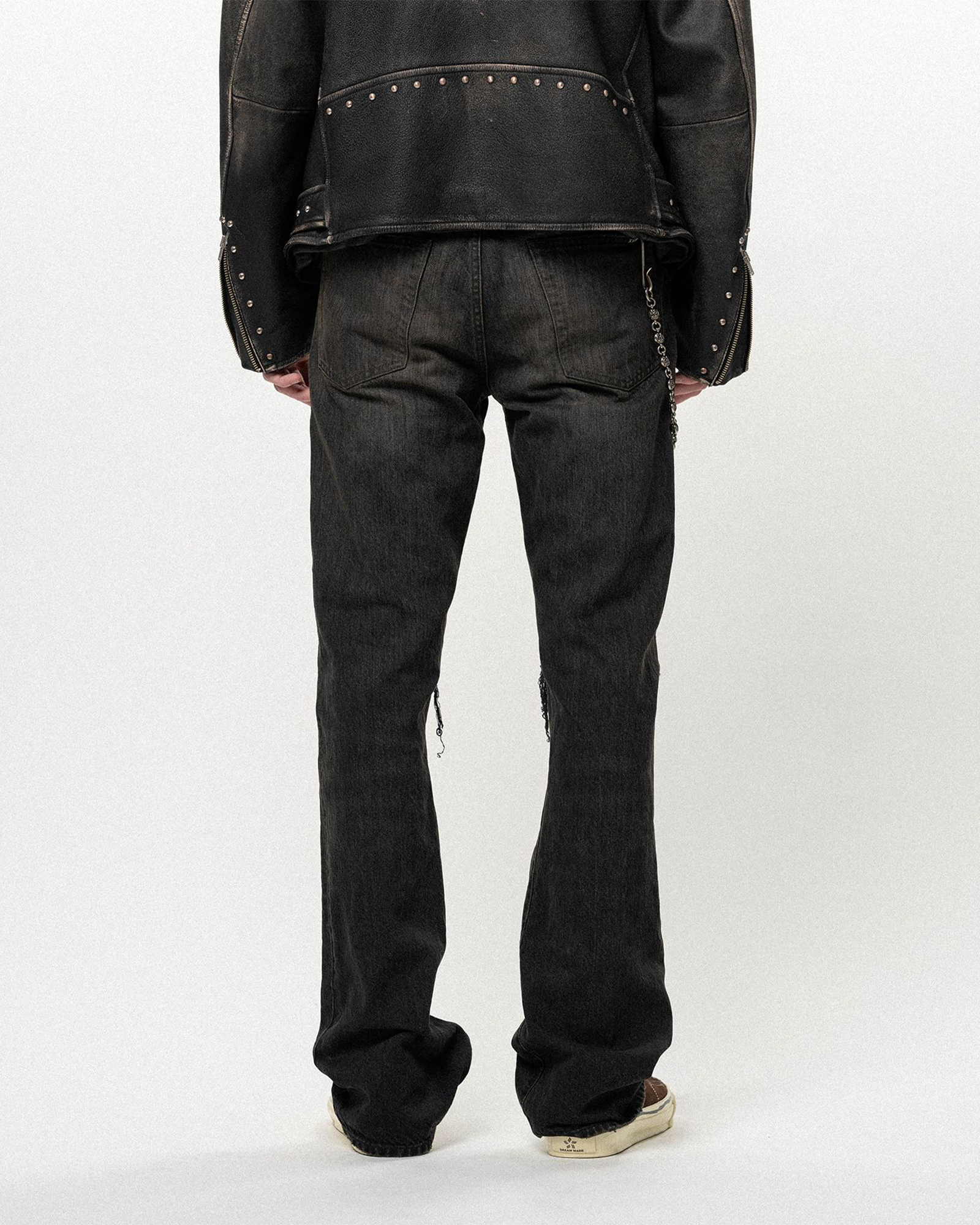 KAMIYA・Kamiya -  DISTRESSED SLIM BOOTCUT JEANS / BLACK