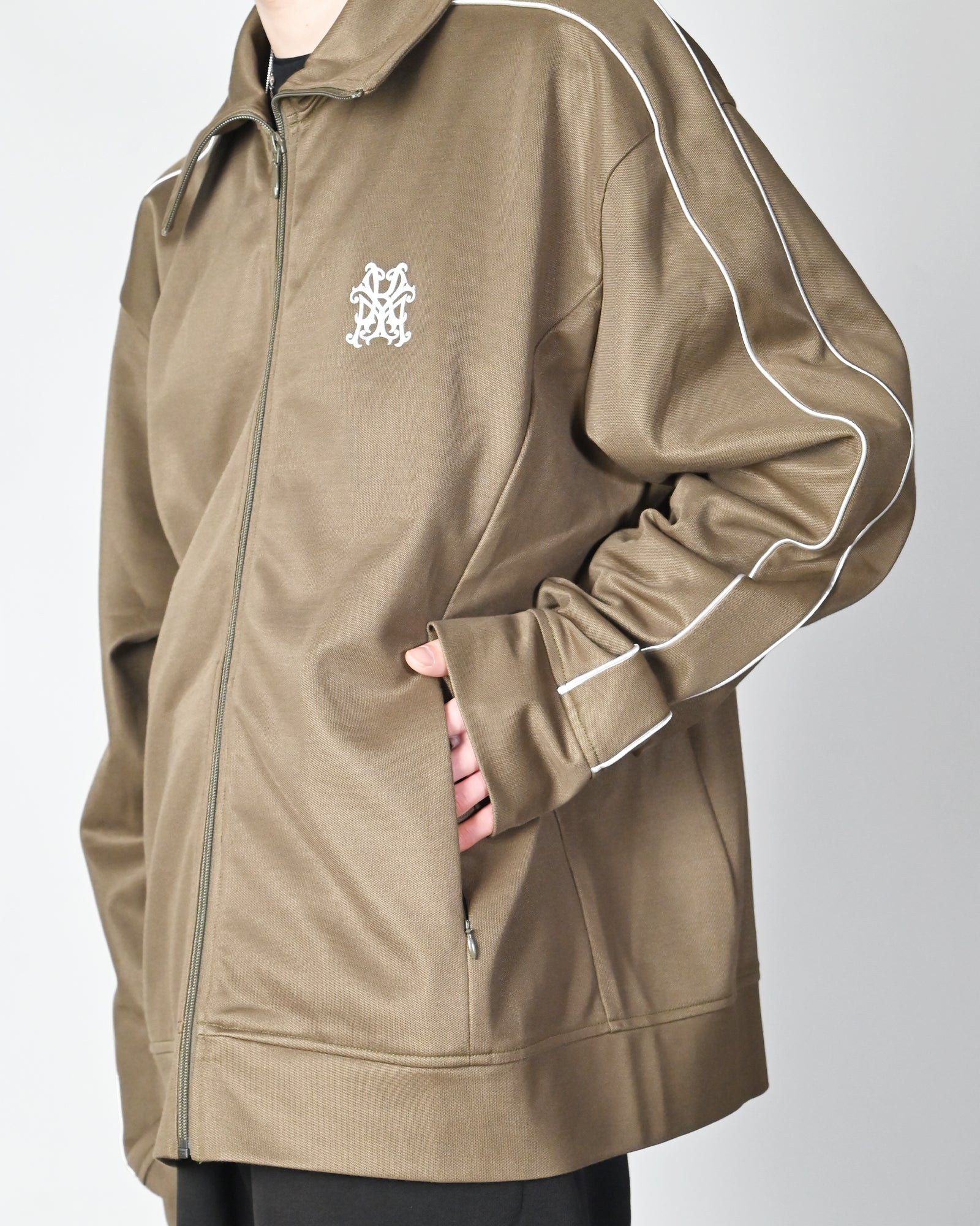 KAMIYA・カミヤ - ジャケット "KMY" OVERSIZED TRACK JACKET / KHAKI