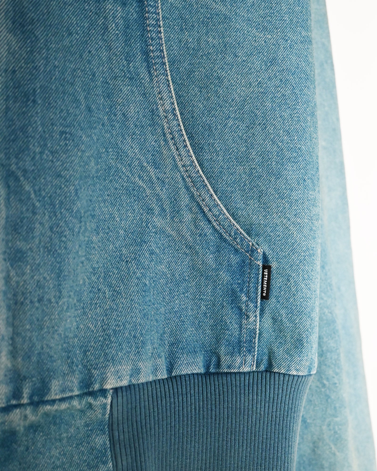 VETEMENTS・ヴェトモン - デニムジャケット HOODED WORKWEAR DENIM JACKET / VINTAGE MID BLUE