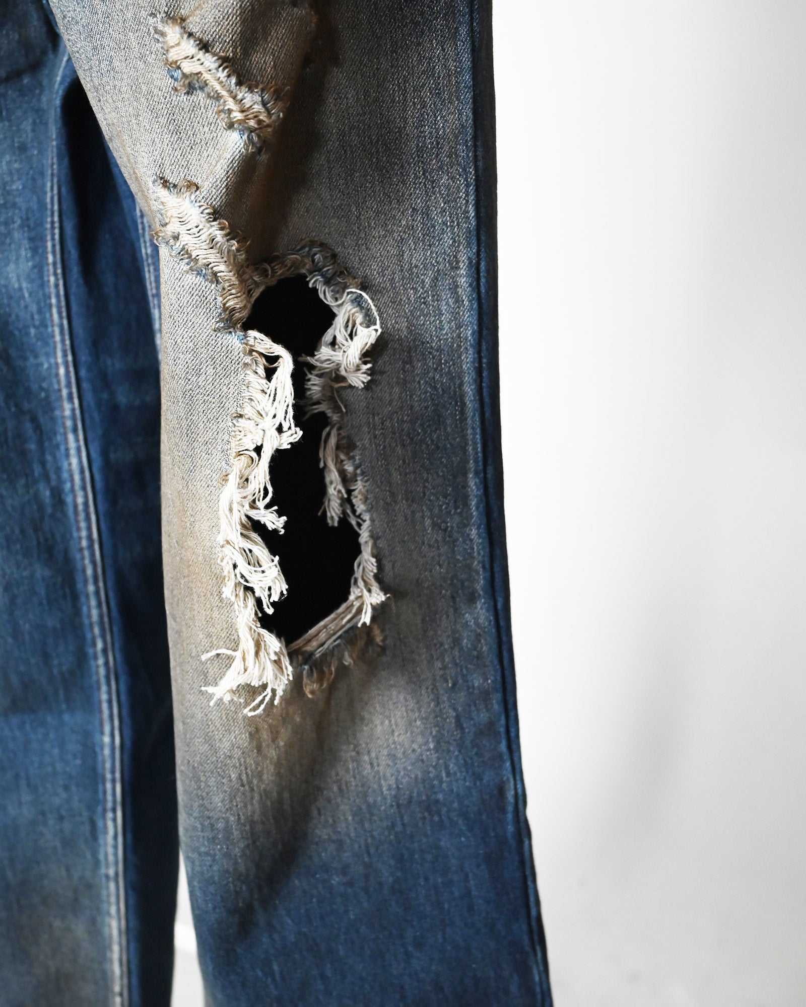 VETEMENTS・ヴェトモン - デニムパンツ TRASHED JEANS / WASHED-OUT BLUE