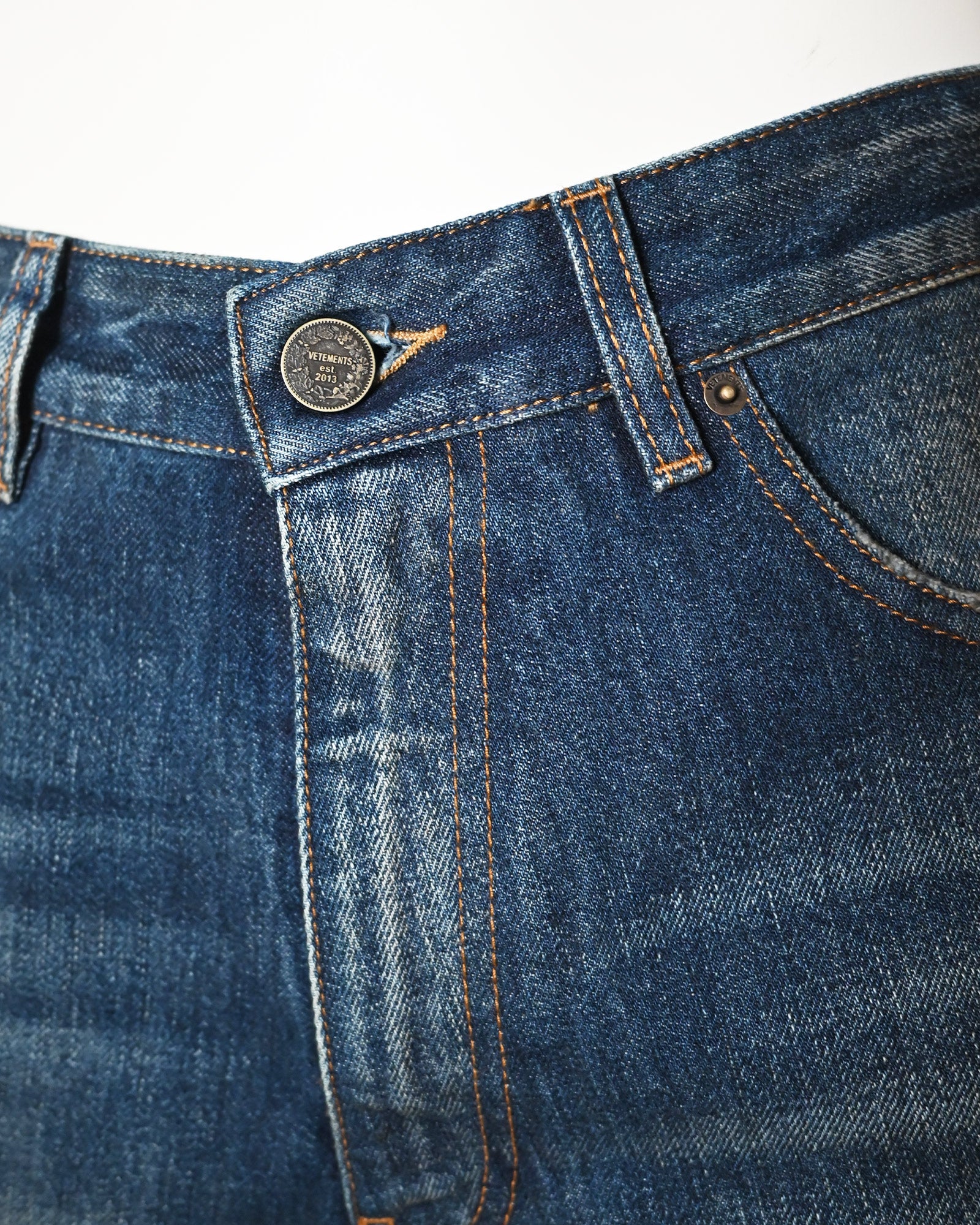 VETEMENTS・ヴェトモン - デニムパンツ TRASHED JEANS / WASHED-OUT BLUE