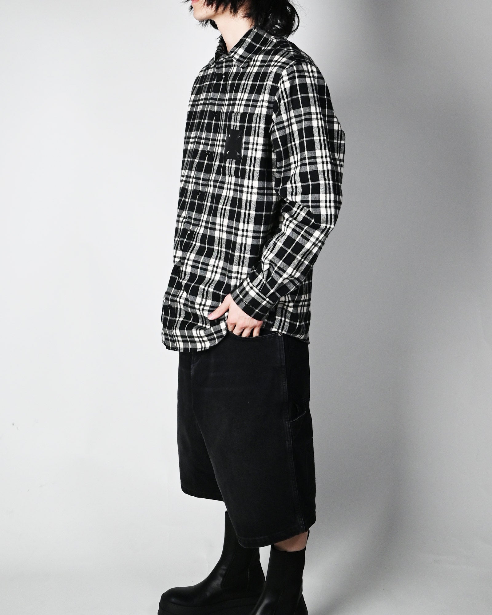 VETEMENTS・ヴェトモン - シャツ LEATHER CROSS FLANNEL SHIRT / BLACK/CREAM CHECK