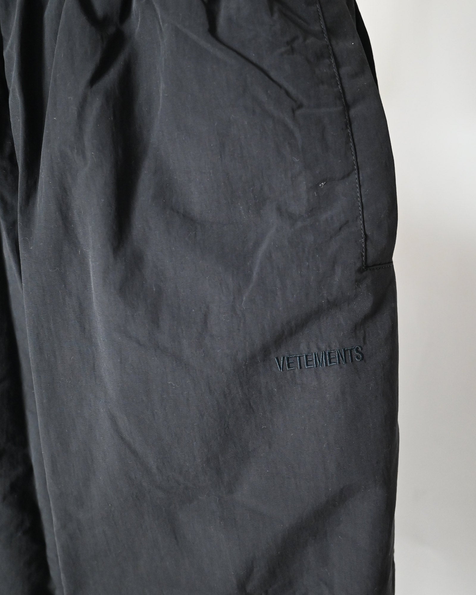VETEMENTS・ヴェトモン - ジャージ・トラックパンツ TAPED TRACKSUIT PANTS / BLACK/BLACK