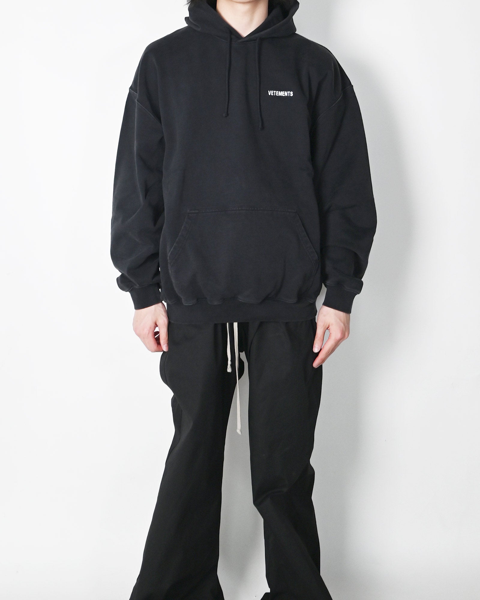 VETEMENTS・ヴェトモン - パーカー・フーディ ICONIC LOGO HOODIE / BLACK