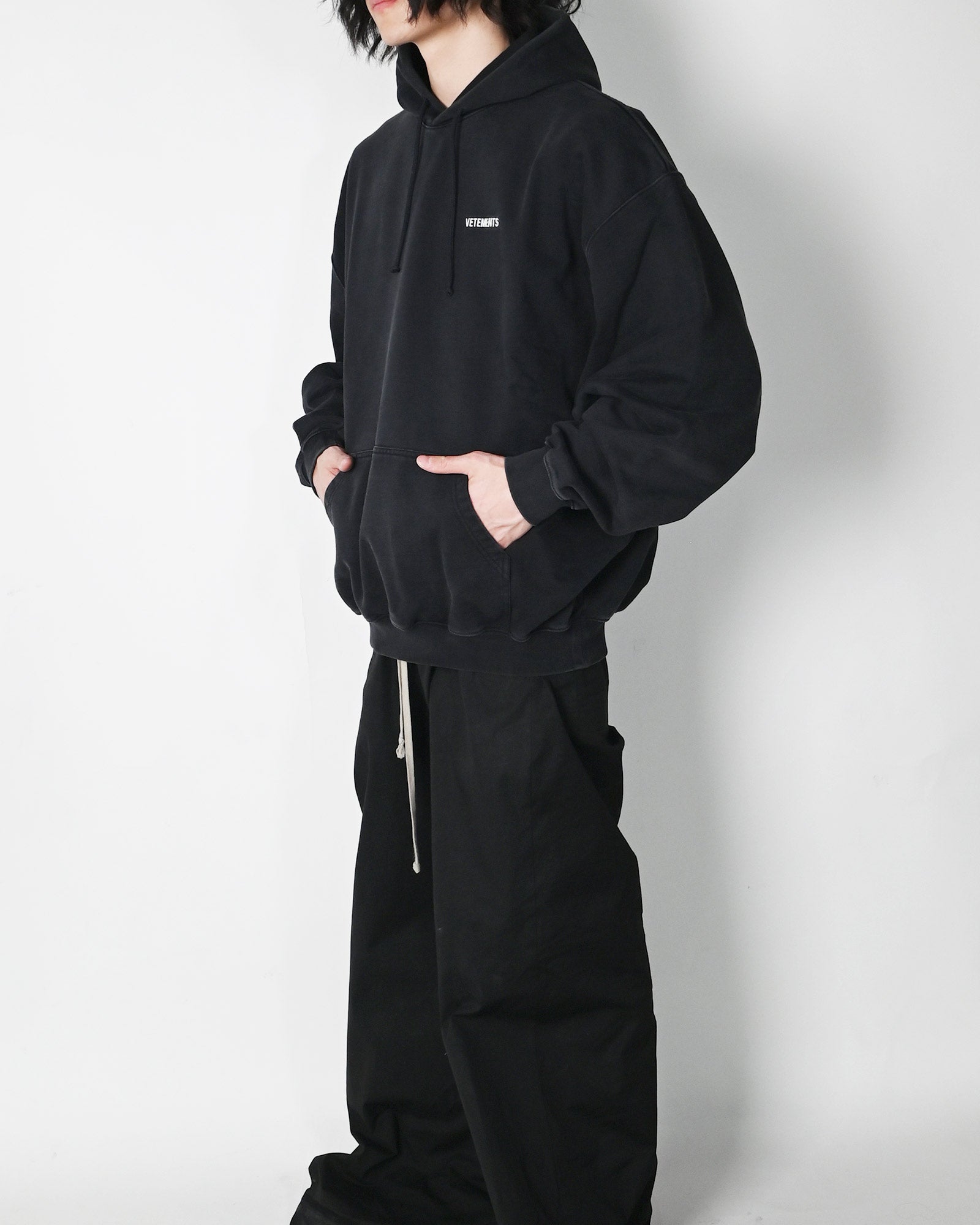 VETEMENTS・ヴェトモン - パーカー・フーディ ICONIC LOGO HOODIE / BLACK