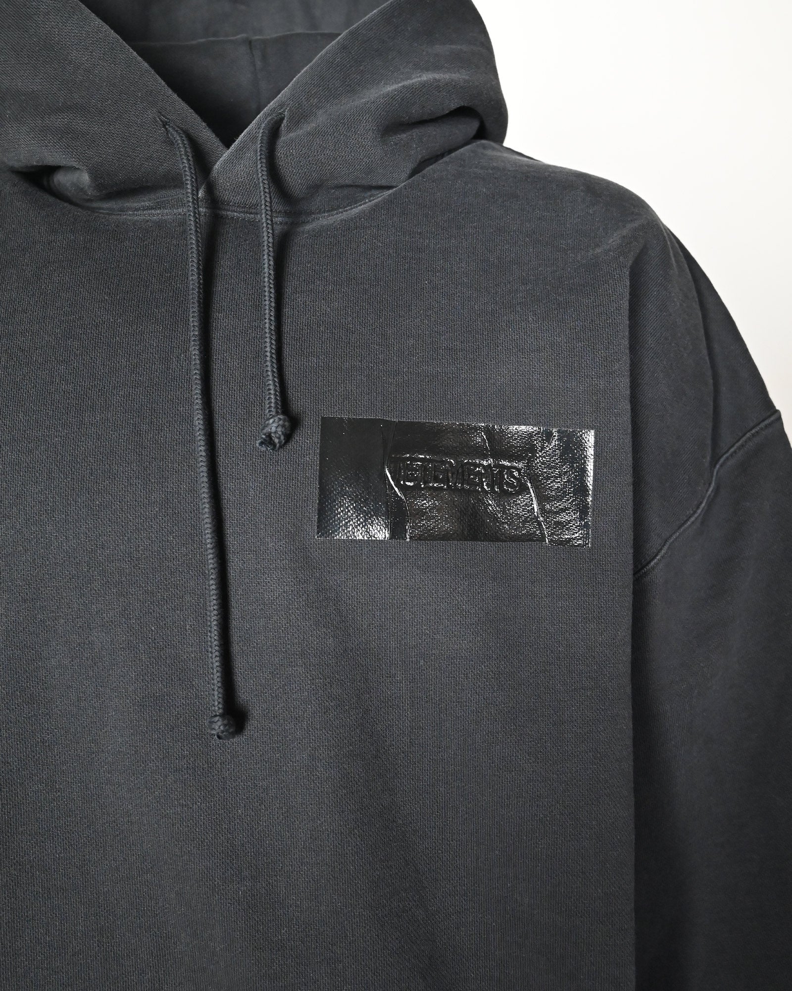 VETEMENTS・ヴェトモン - パーカー・フーディ TAPED LOGO HOODIE / BLACK
