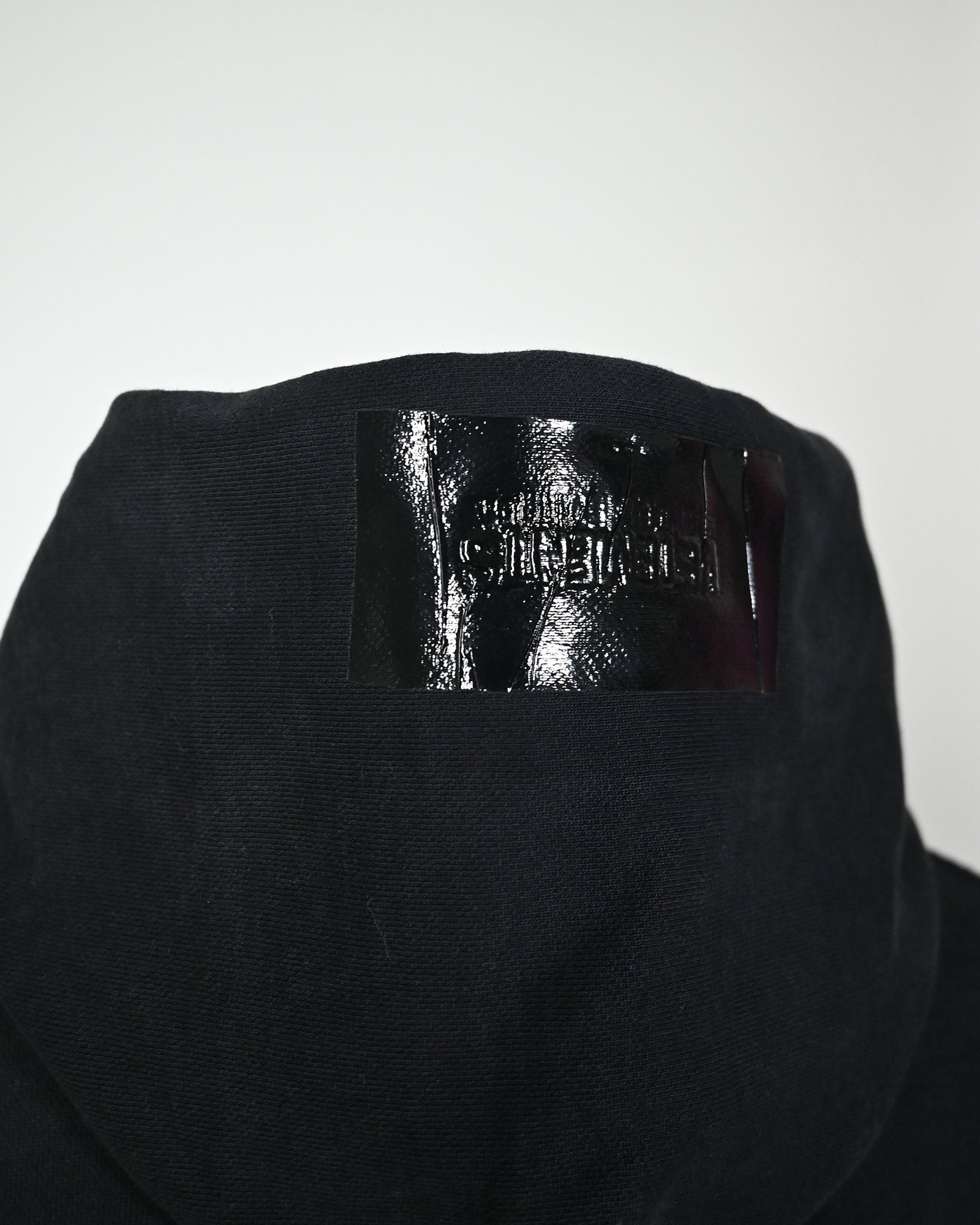 VETEMENTS・ヴェトモン - パーカー・フーディ TAPED LOGO HOODIE / BLACK