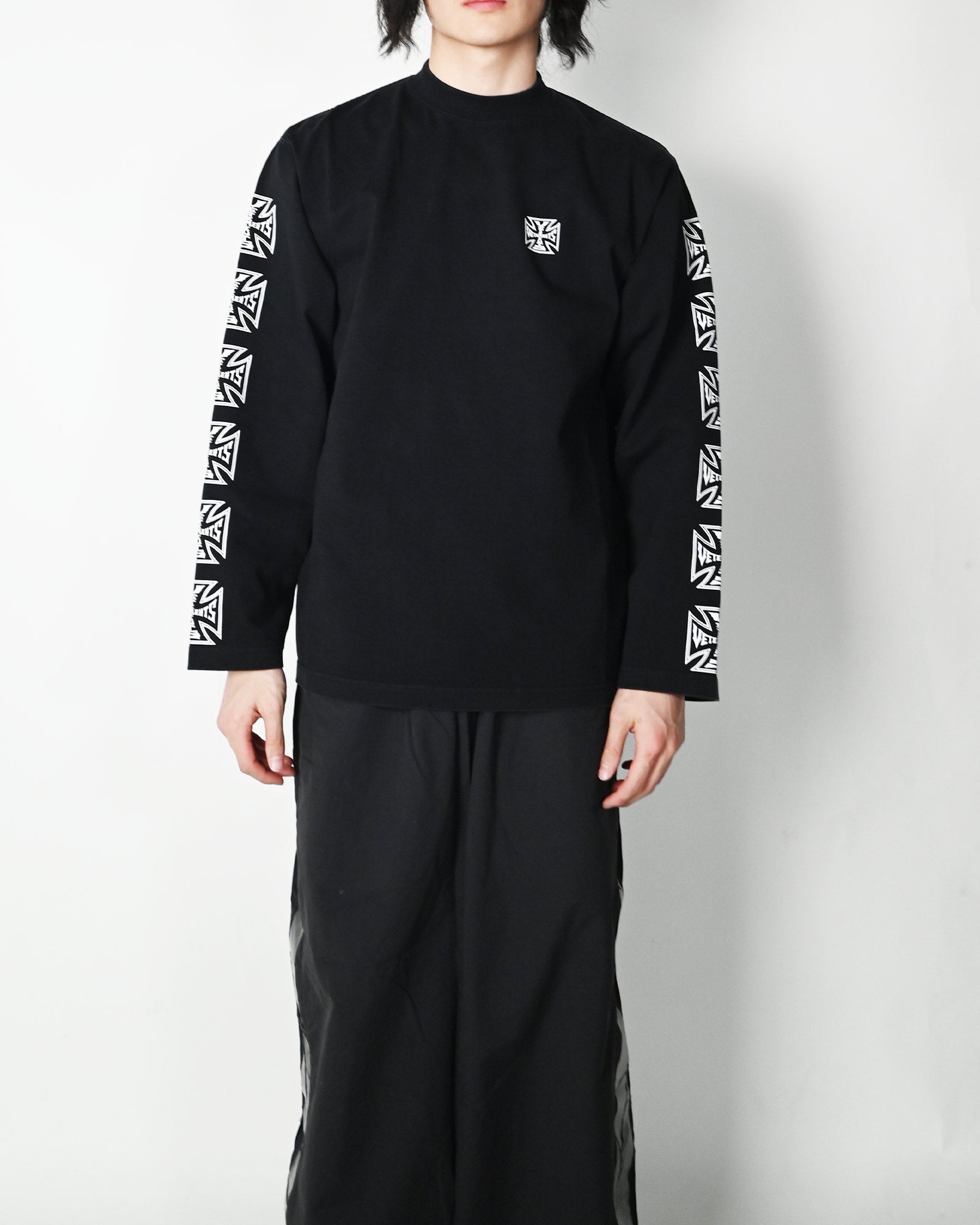 VETEMENTS・ヴェトモン - L/S Tシャツ BIKER CROSS SLEEVES LONGSLEEVE / BLACK
