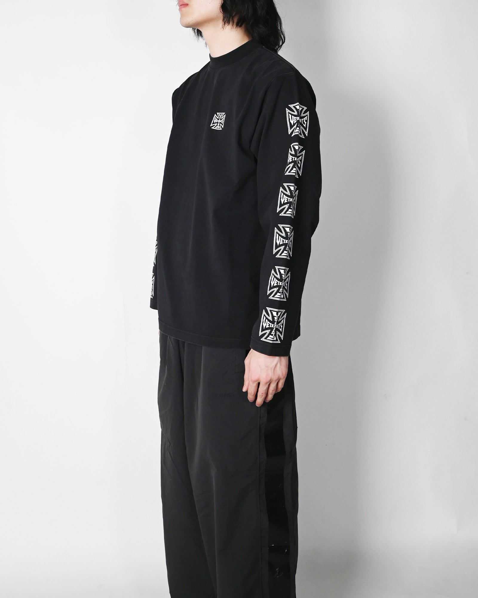 VETEMENTS・ヴェトモン - L/S Tシャツ BIKER CROSS SLEEVES LONGSLEEVE / BLACK