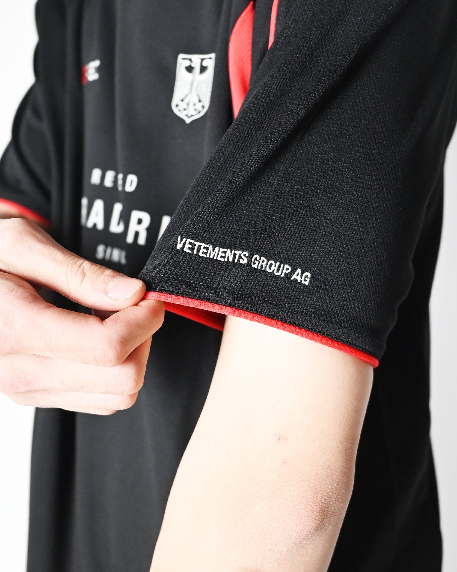 VETEMENTS・ヴェトモン - Tシャツ・カットソー FOOTBALL JERSEY / BLACK/RED