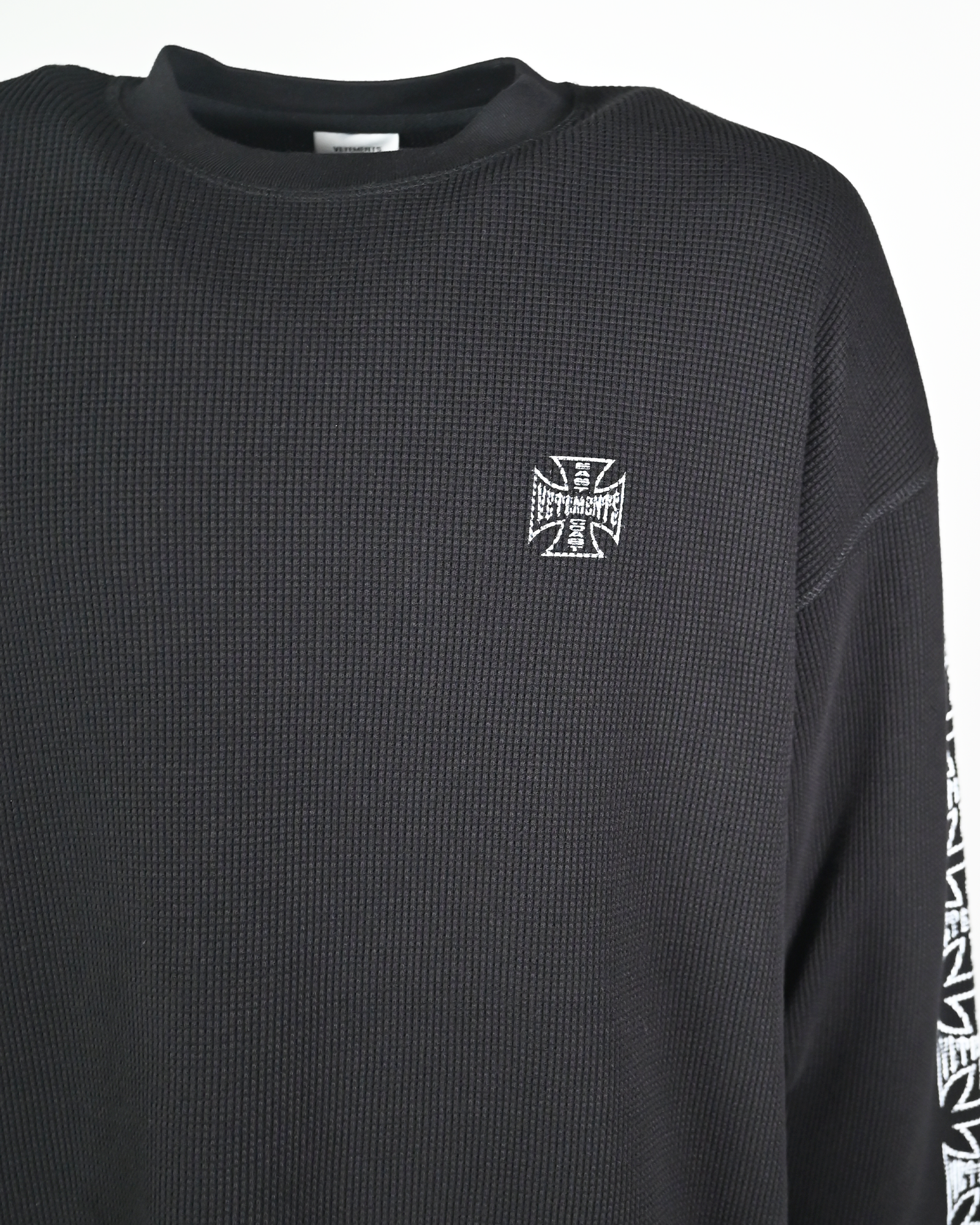 VETEMENTS・ヴェトモン - L/S Tシャツ BIKER CROSS LOGO WAFFLE LONGSLEEVE / WASHED BLACK