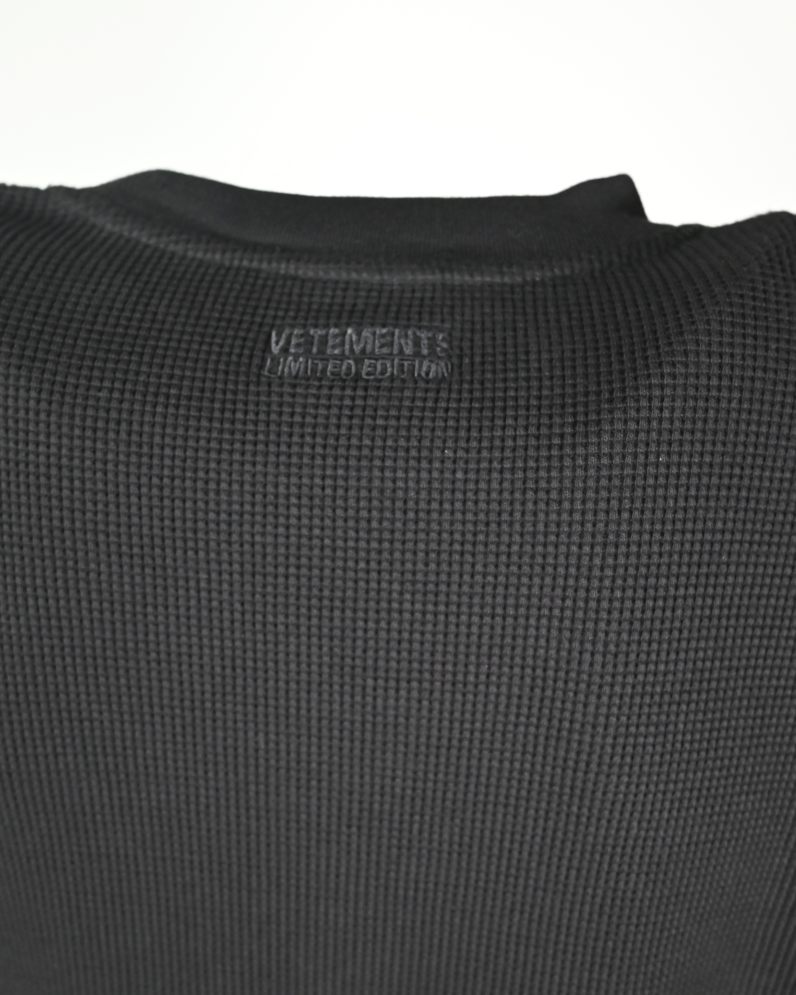 VETEMENTS・ヴェトモン - L/S Tシャツ BIKER CROSS LOGO WAFFLE LONGSLEEVE / WASHED BLACK