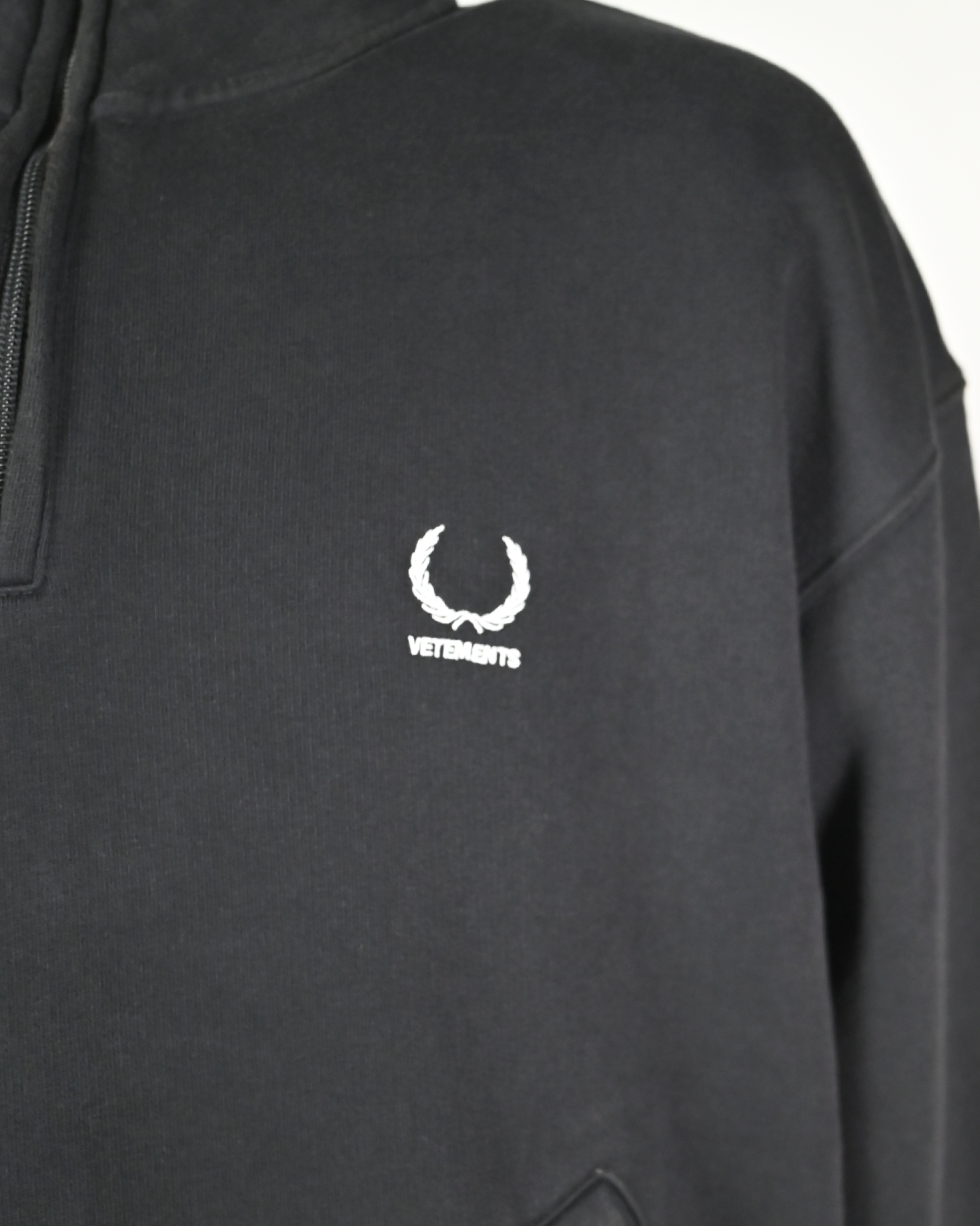 VETEMENTS・ヴェトモン - スウェット QUARTER-ZIP SWEATSHIRT
/ VINTAGE BLACK