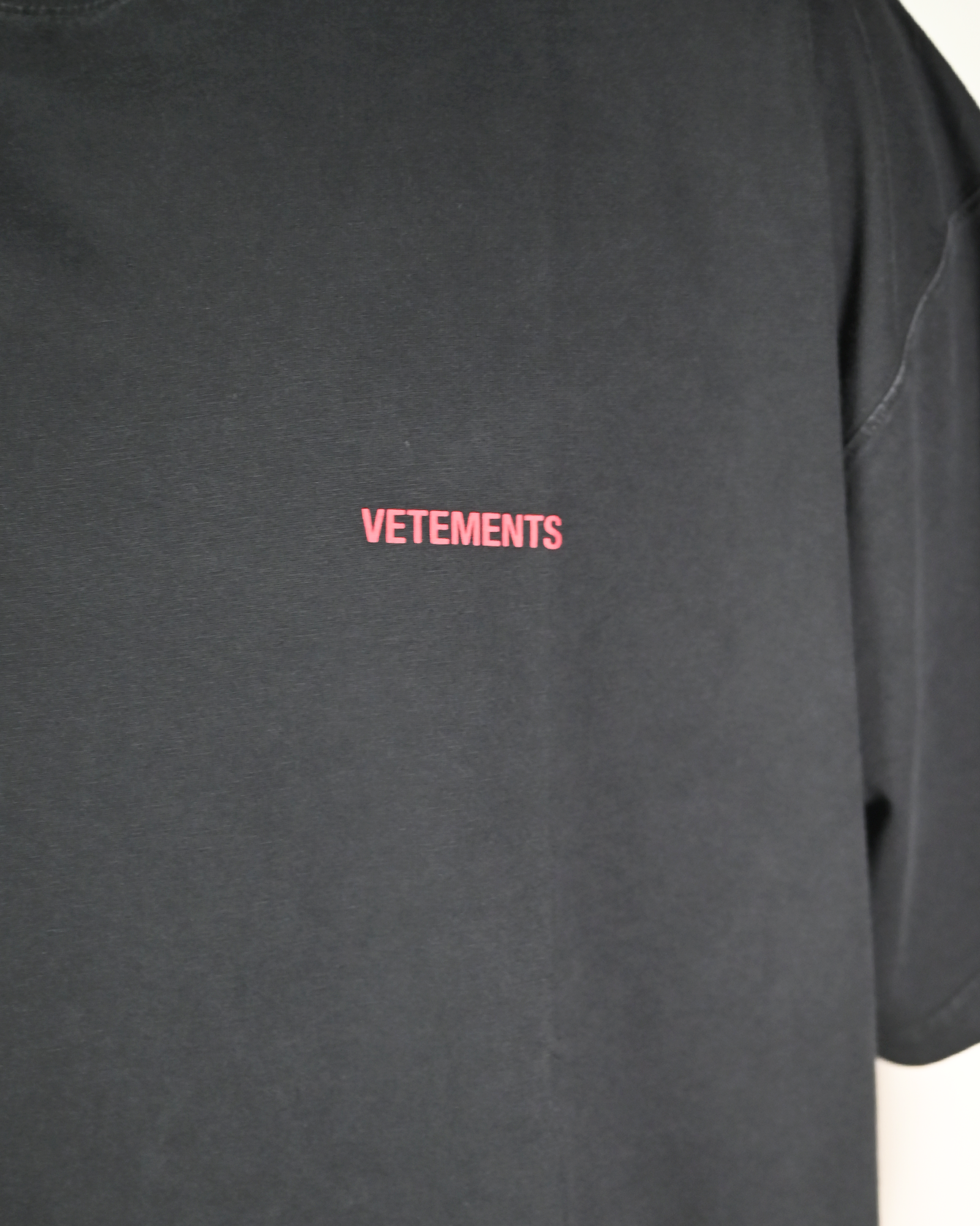 VETEMENTS・ヴェトモン - Tシャツ・カットソー CLASSIC LOGO BOXY T-SHIRT / WASHEDBLACK/RED