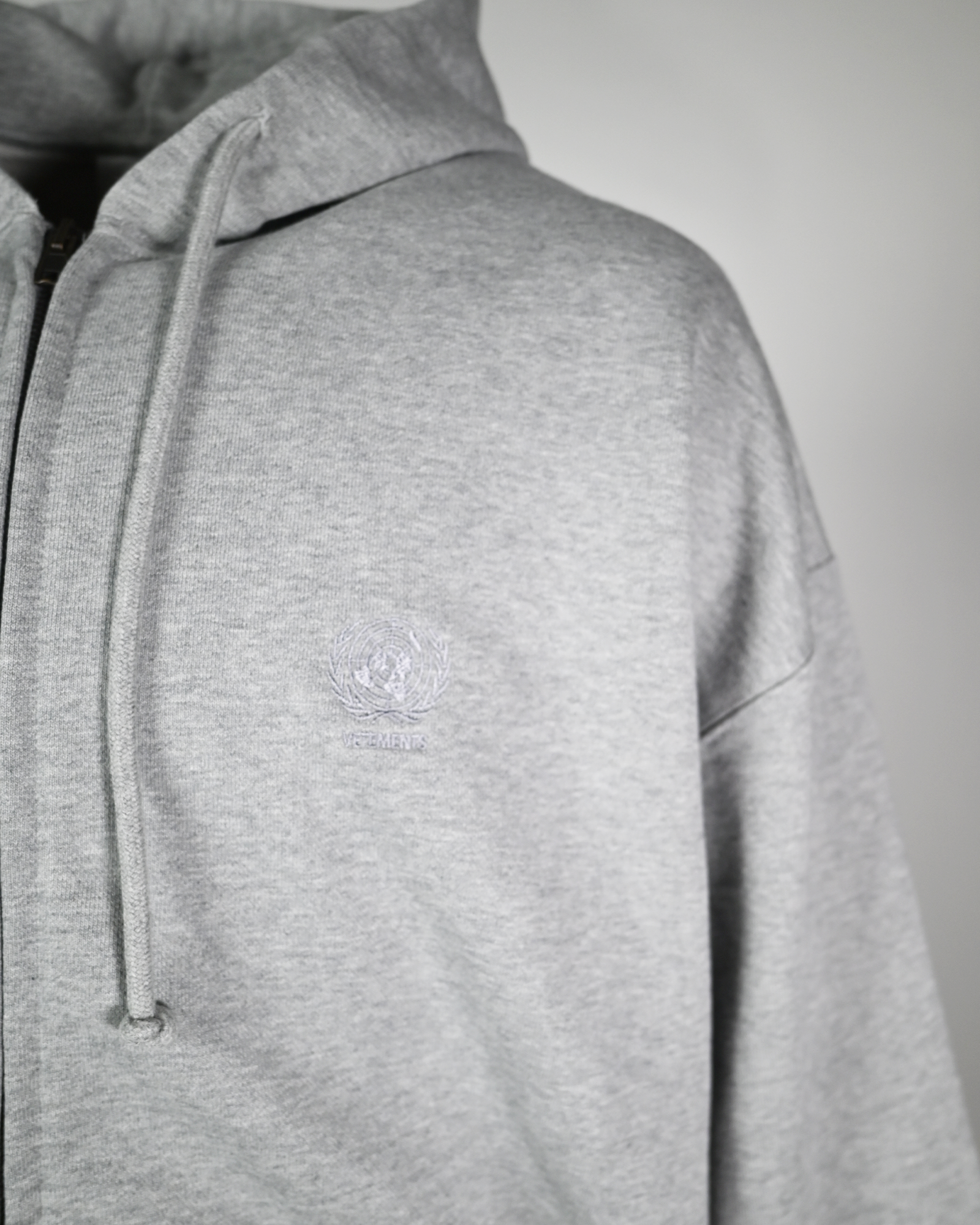 VETEMENTS・Vetements -  EMBROIDERED BACK ZIP-UP HOODIE / GREY MELANGE