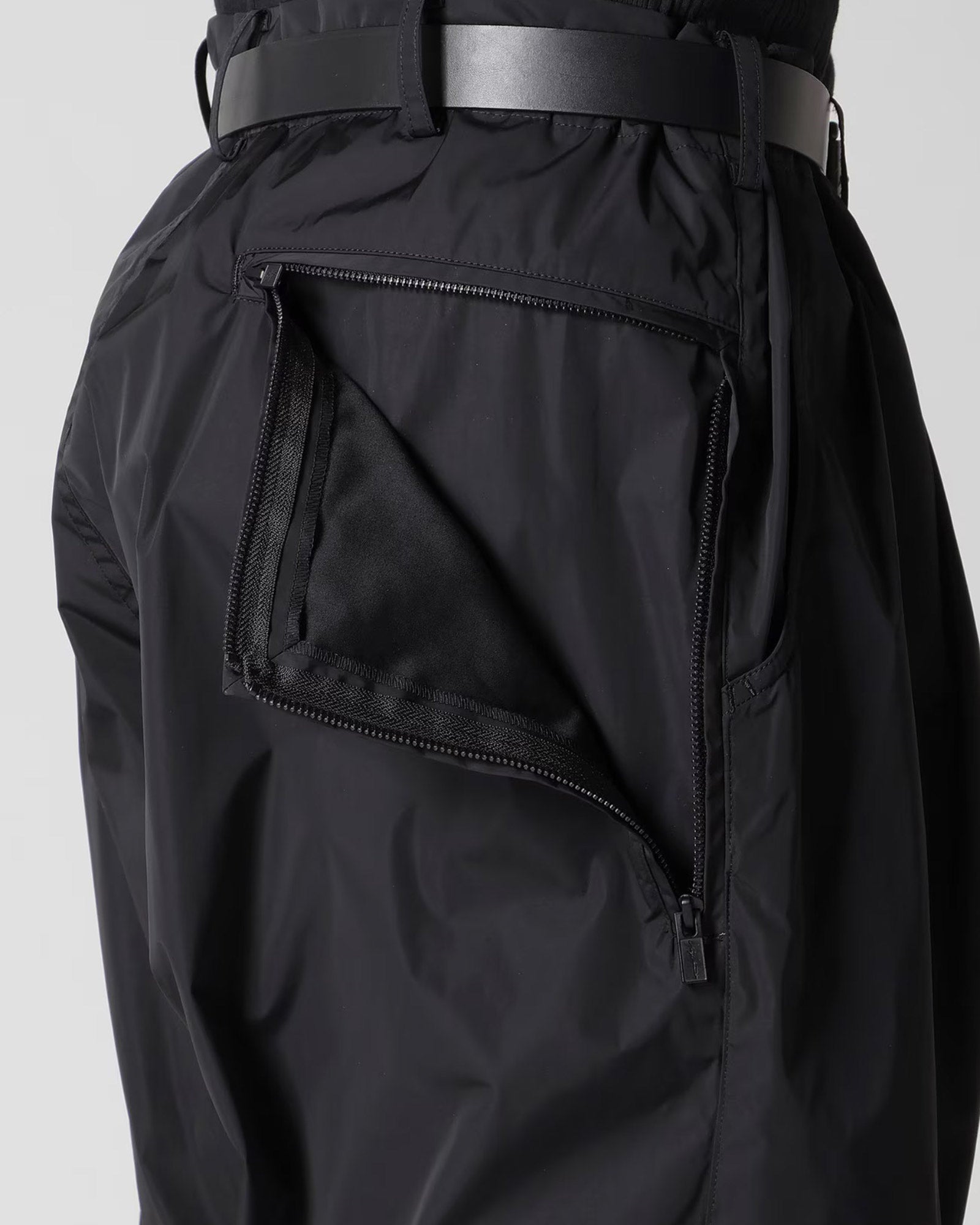JSELF 美品 Nylon Taffeta Pants ブラック 高園あずさ NYLON TAFFETA SIDE ZIP PANTS | detail-online-store