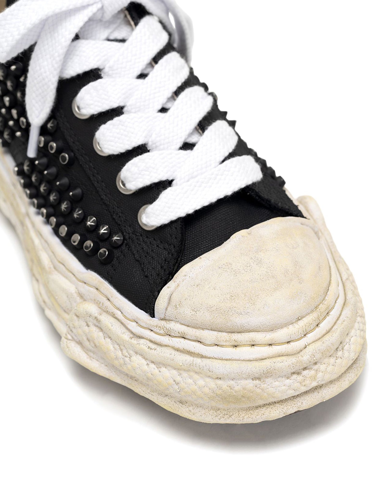 MIHARA YASUHIRO・Yasuhiro Mihara -  PETERSON 23 ORIGINAL SOLE STUDDED PAINT CANVAS LOW-TOP SNEAKER / BLACK