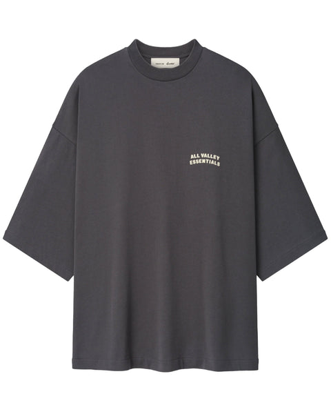 ESSENTIALS (エッセンシャルズ) SS26 Tシャツ MERCH TEE / IRON GREY ESSENTIALS (エッセンシャルズ) SS26 Tシャツ MERCH TEE / IRON GREY