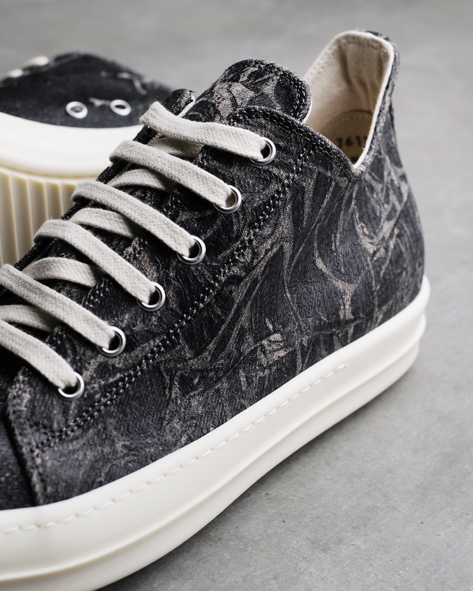 RICK OWENS DRKSHDW・リックオウエンス ダークシャドウ - ローカットスニーカー SCARPE IN DENIM - LOW SNEAKS / BLACK WASHED FOIL/MILK/MILK