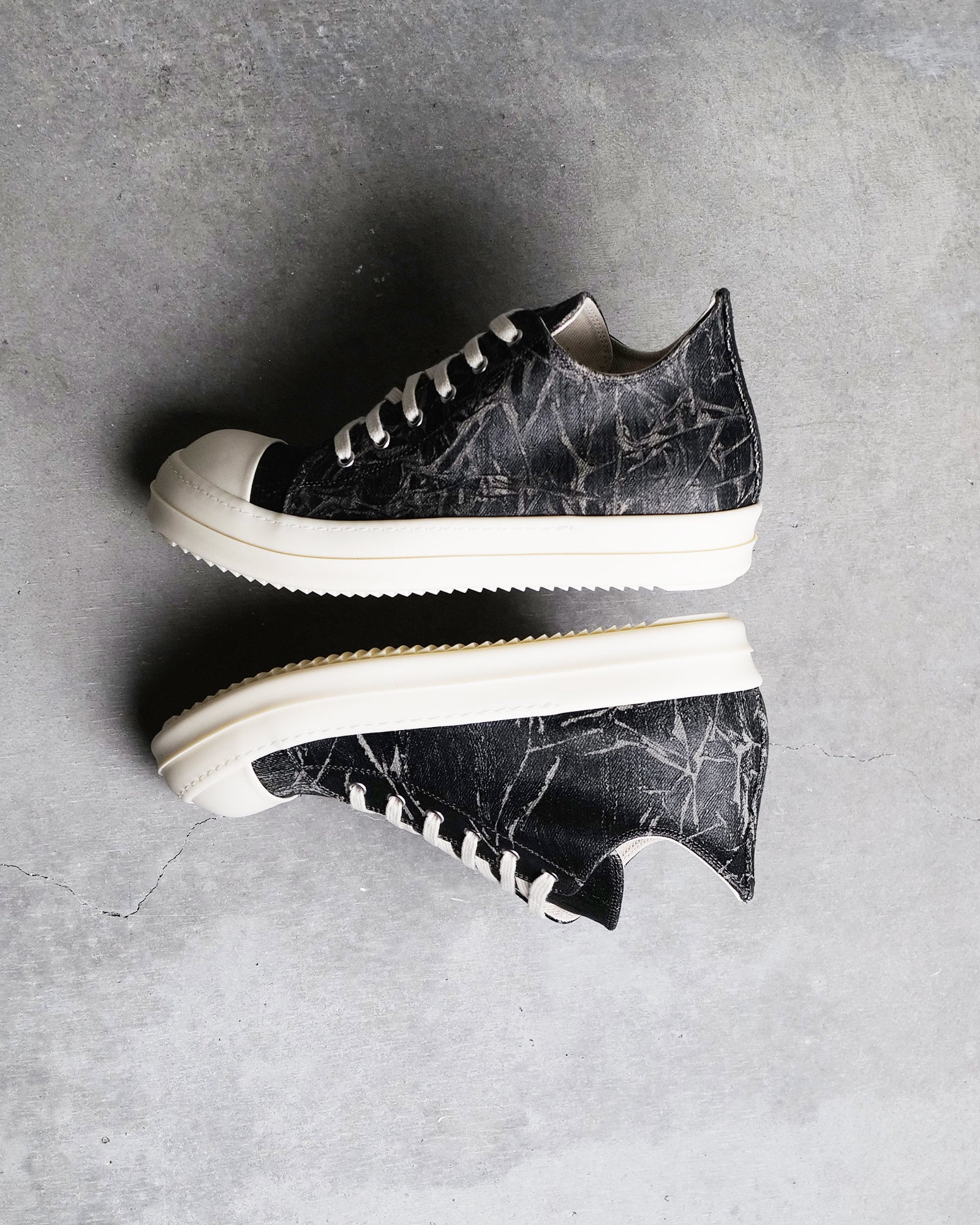 RICK OWENS DRKSHDW・リックオウエンス ダークシャドウ - ローカットスニーカー SCARPE IN DENIM - LOW SNEAKS / BLACK WASHED FOIL/MILK/MILK