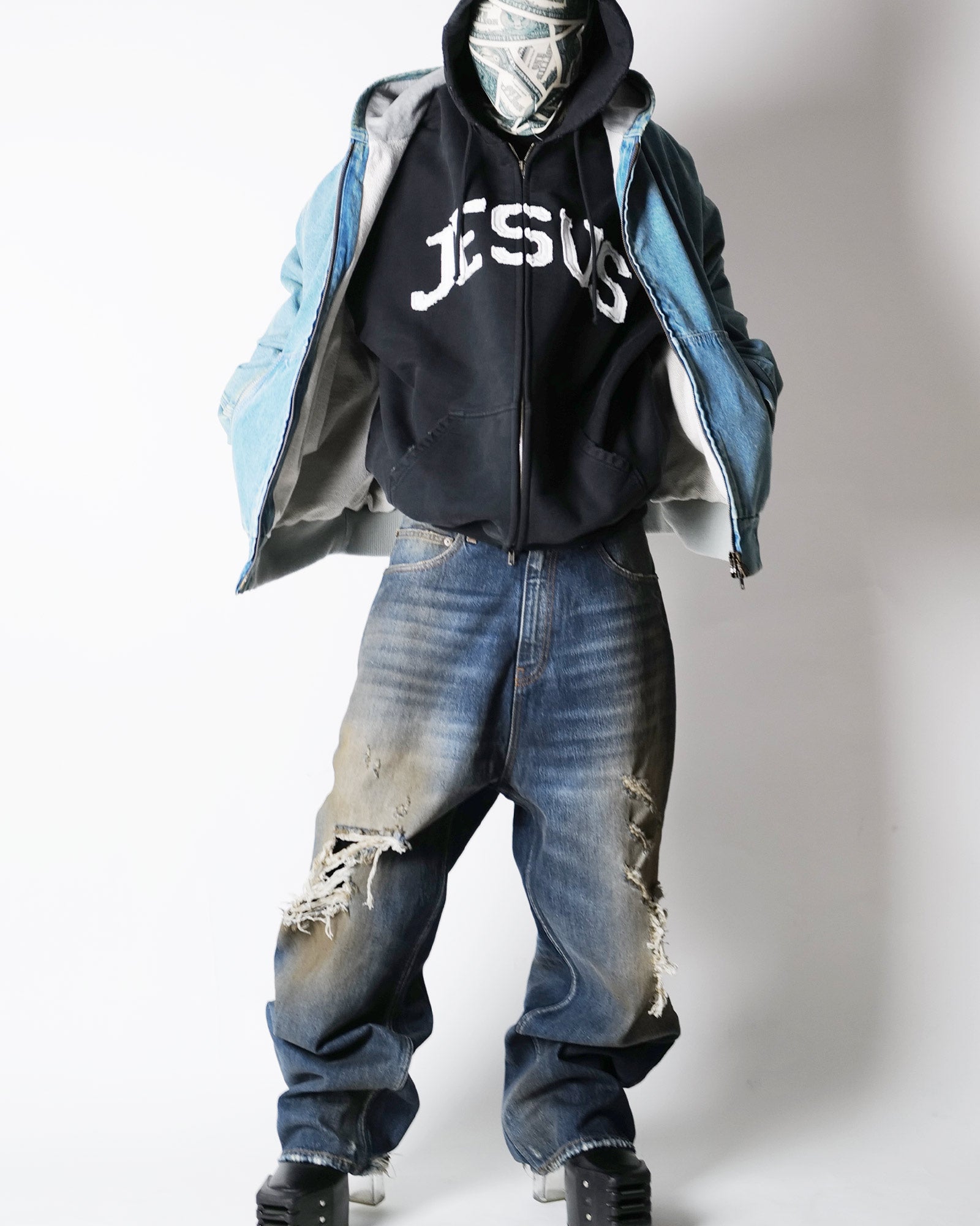 VETEMENTS・ヴェトモン - デニムパンツ TRASHED JEANS / WASHED-OUT BLUE