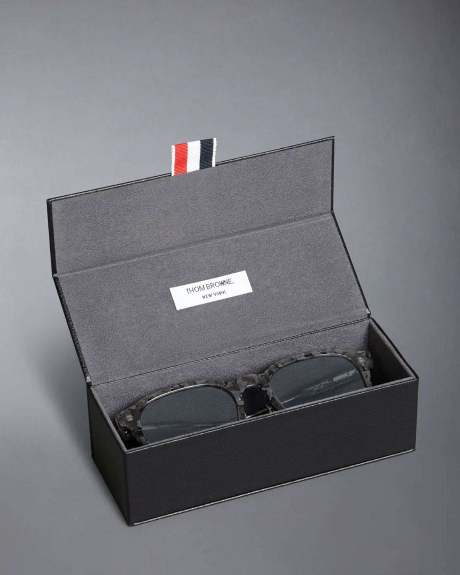 THOM BROWNE -EYEWEAR-・トムブラウン - サングラス THOM BROWNE / UES934A-025-54