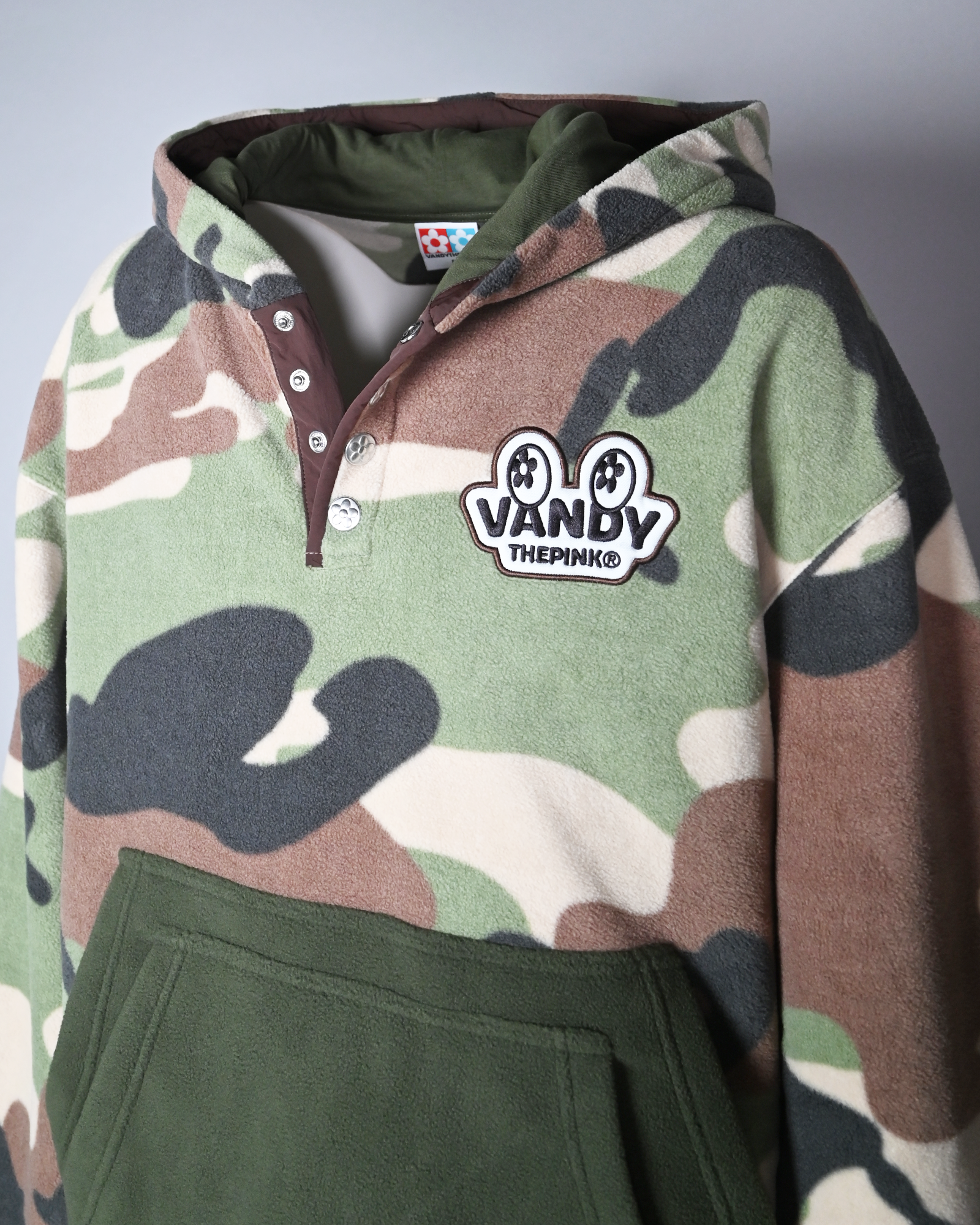 VANDY THE PINK・ヴァンディー・ザ・ピンク - パーカー・フーディ HALF ZIP HOODIE FLEECE  / CAMO
