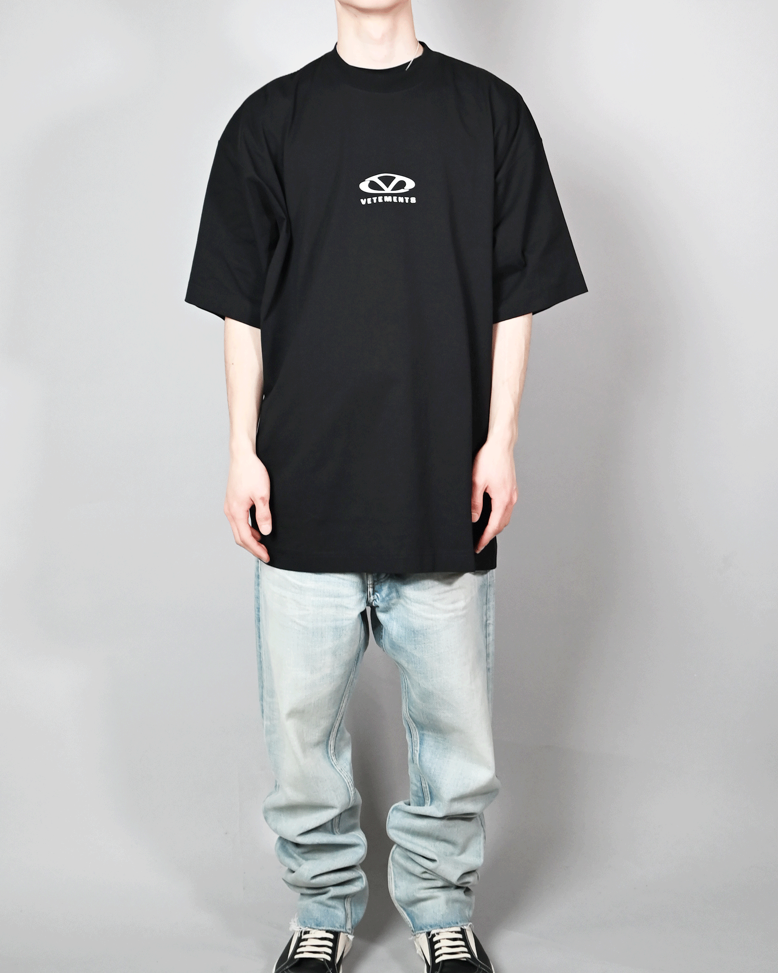 VETEMENTS × OVAL LOGO OVERSIZED T-SHIRT / BLACK/WHITE