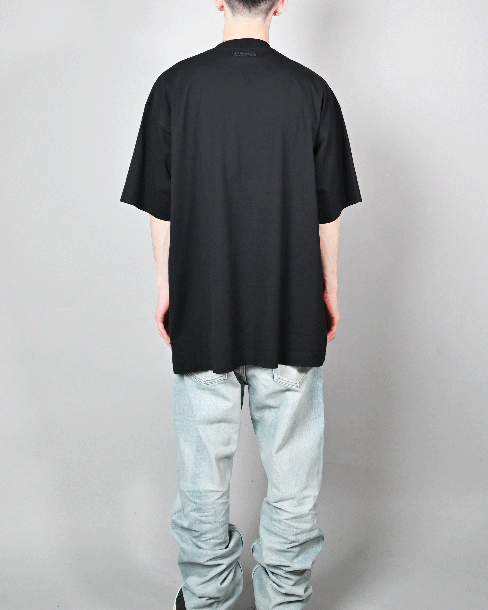 VETEMENTS × OVAL LOGO OVERSIZED T-SHIRT / BLACK/WHITE