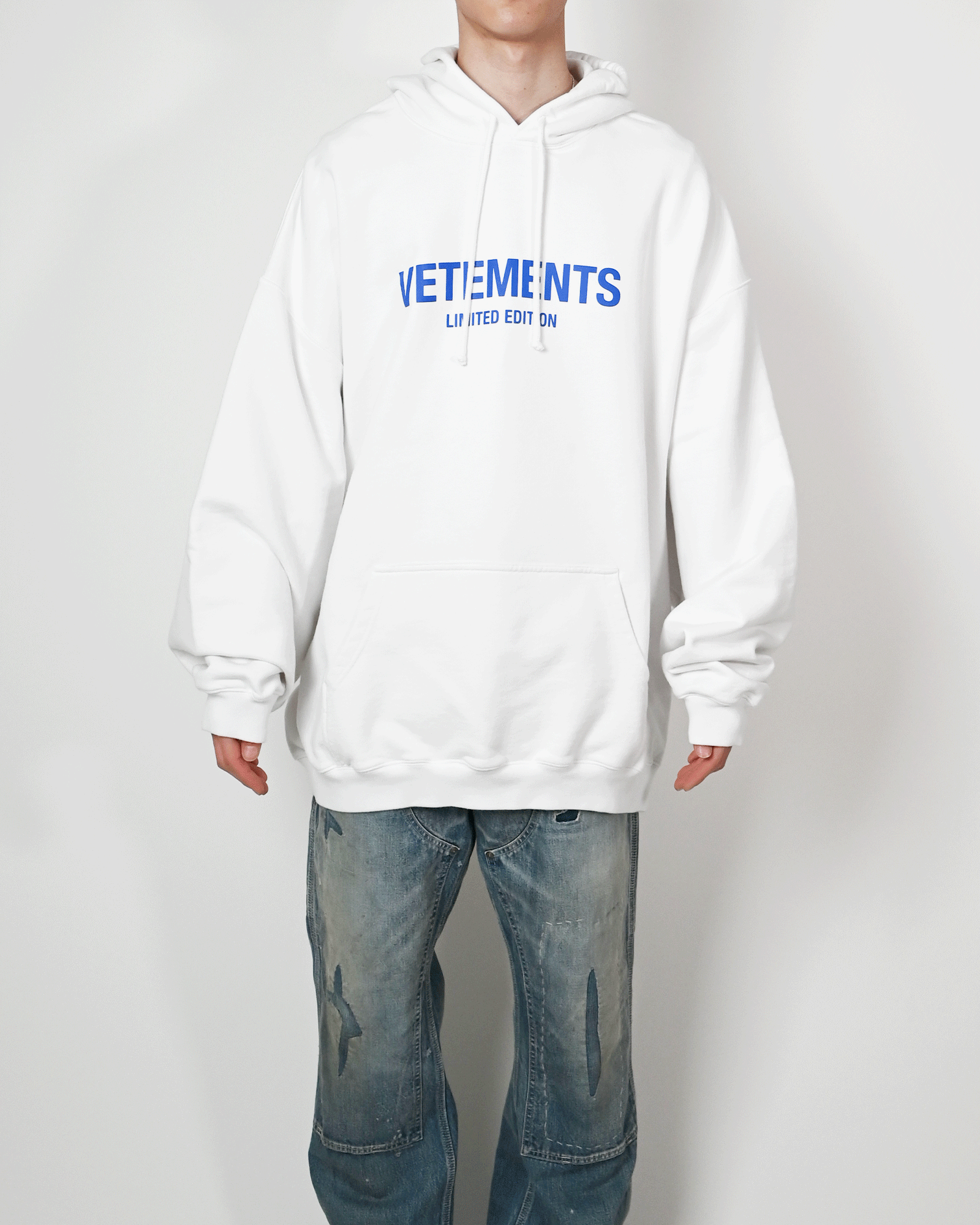 VETEMENTS (ヴェトモン) LIMITED EDITION LOGO HOODIE / WHITE| Detail VETEMENTS (ヴェトモン) LIMITED EDITION LOGO HOODIE / WHITE| Detail