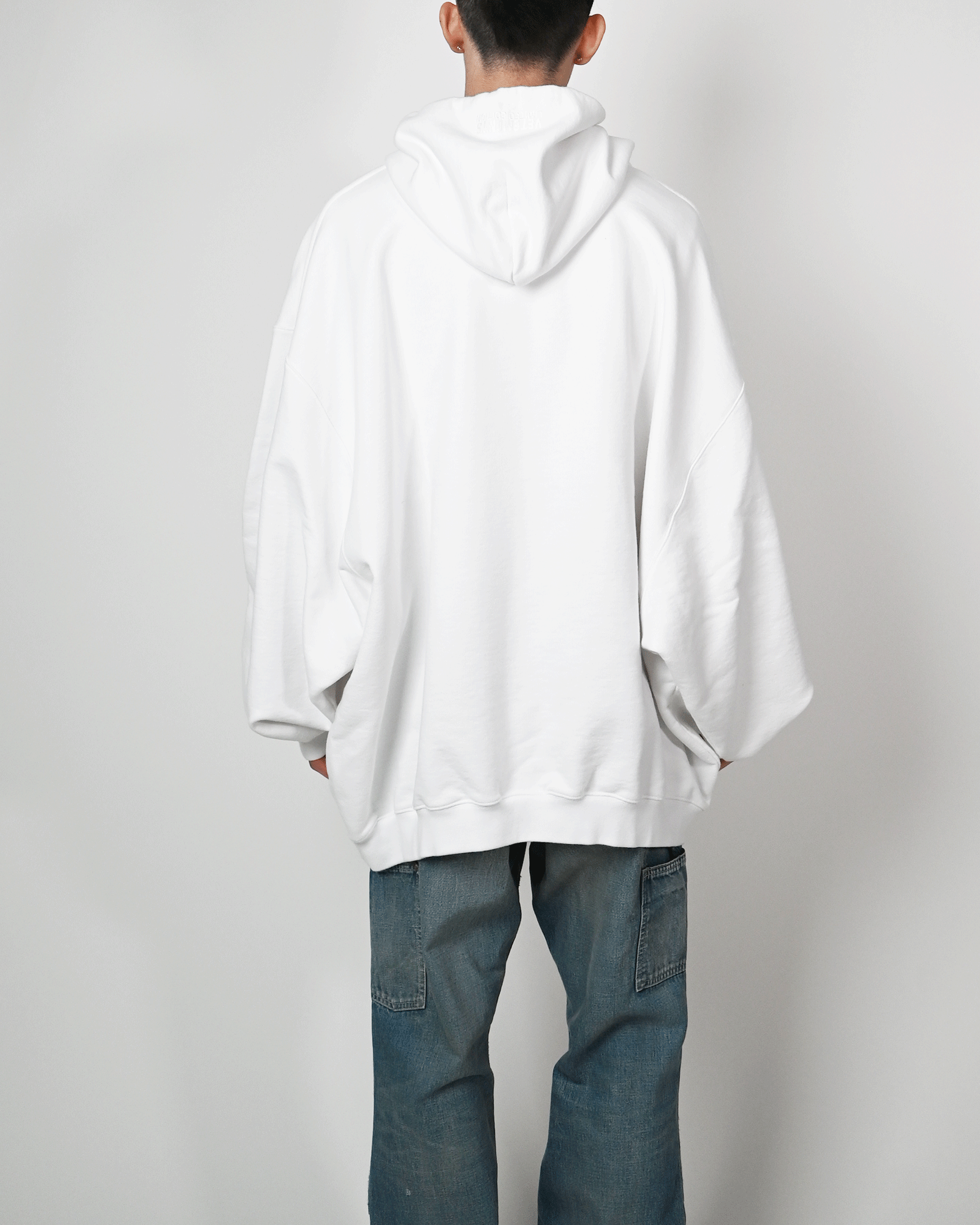 VETEMENTS (ヴェトモン) LIMITED EDITION LOGO HOODIE / WHITE| Detail VETEMENTS (ヴェトモン) LIMITED EDITION LOGO HOODIE / WHITE| Detail