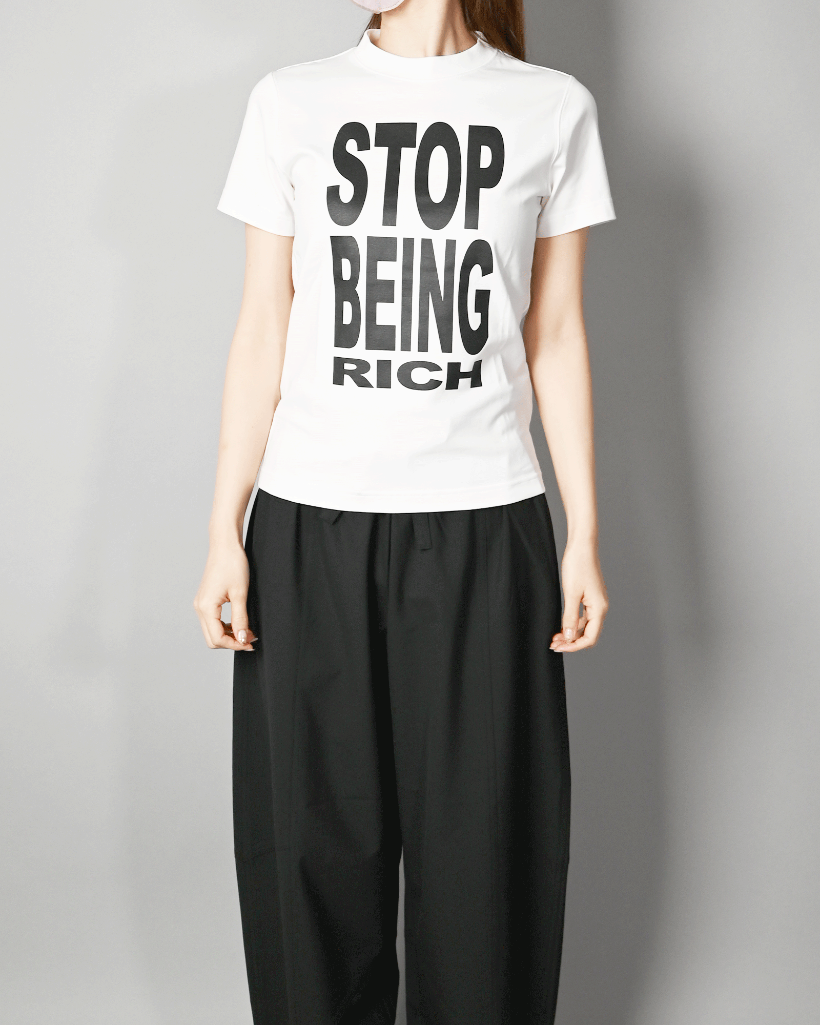 VETEMENTS (ヴェトモン) STOP BEING RICH FITTED T-SHIRT VETEMENTS (ヴェトモン) STOP BEING RICH FITTED T-SHIRT