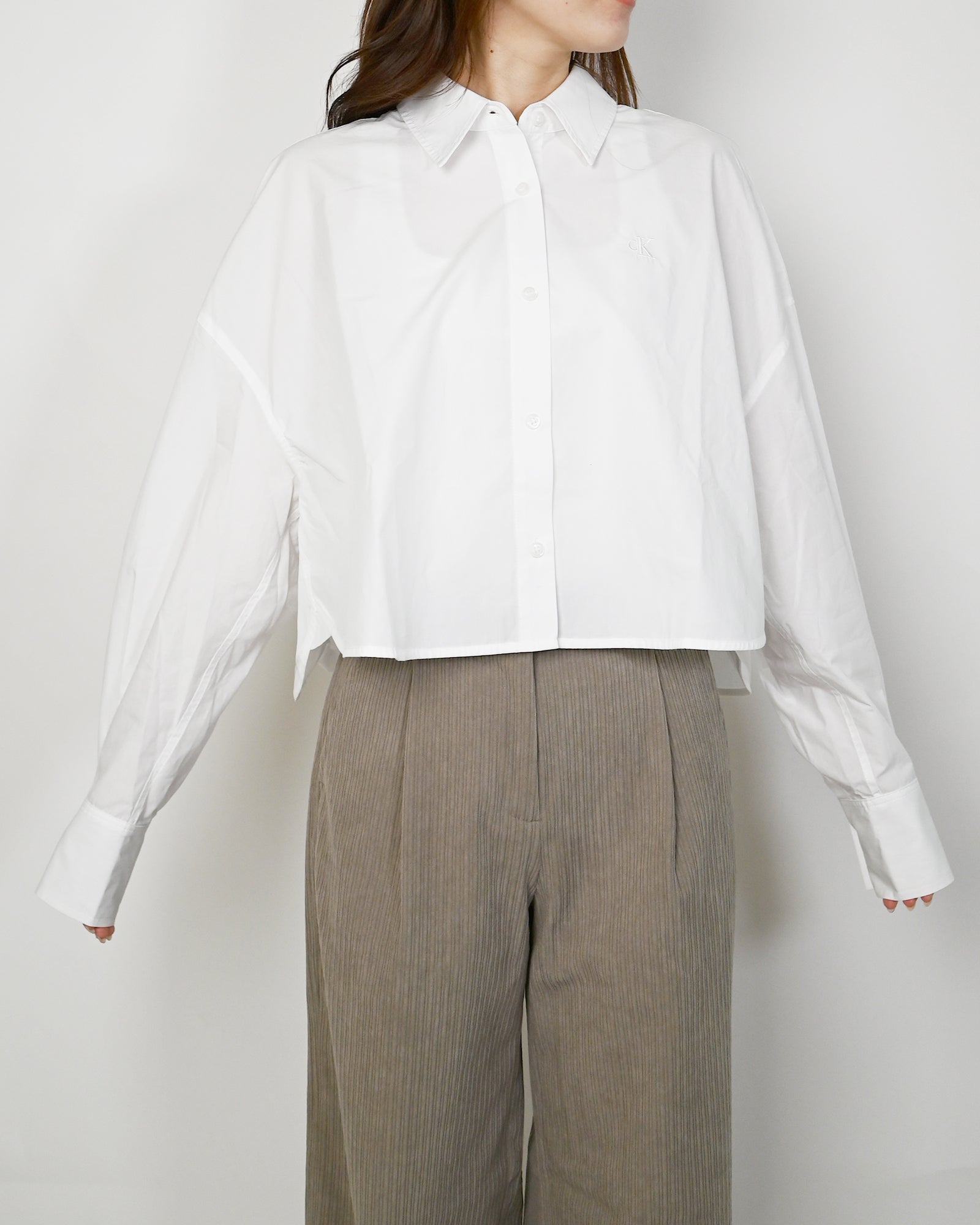 Calvin Klein・カルバン クライン - シャツ A-CROPPED FASHIION SHIRT / WHITE