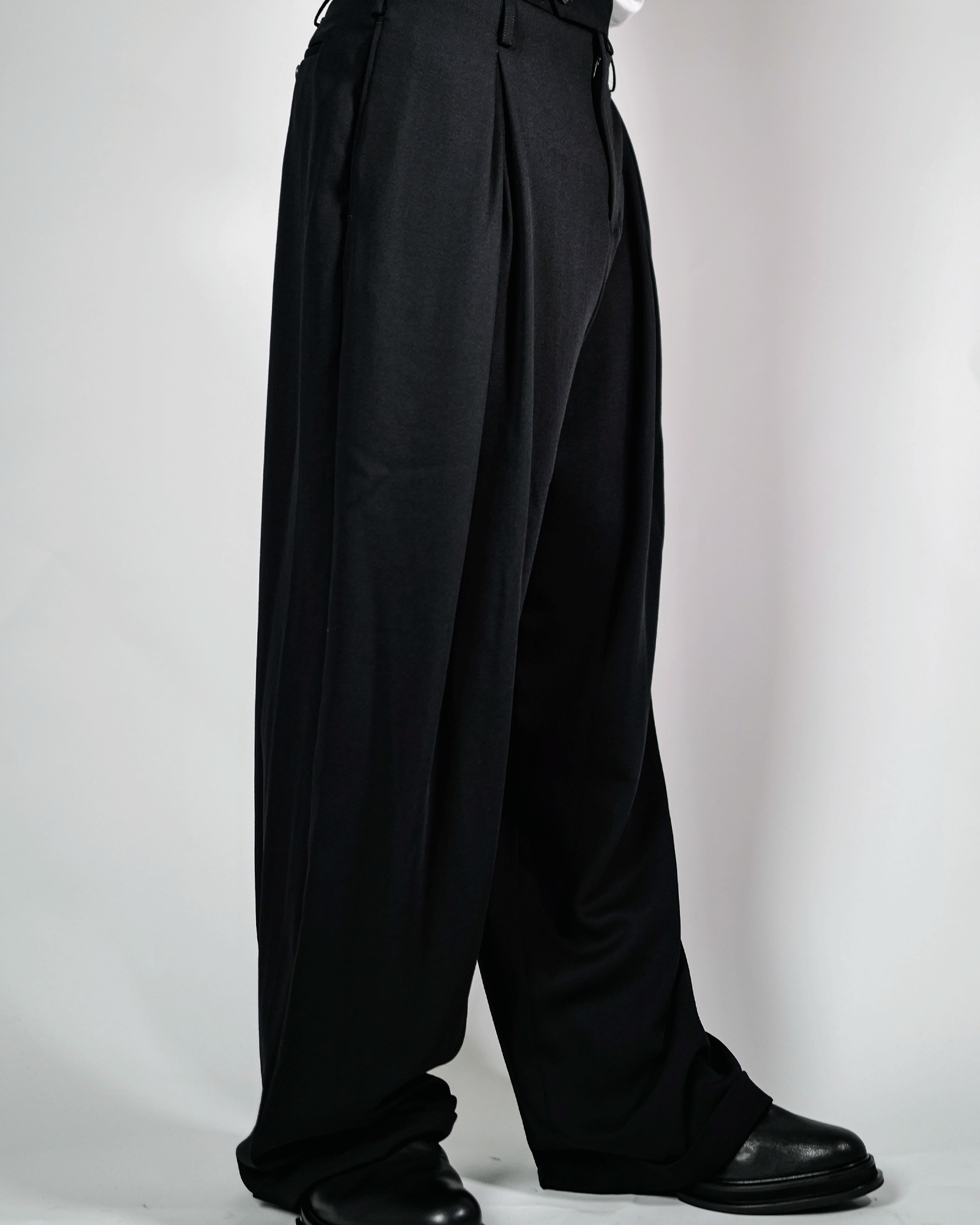 SOSHIOTSUKI・ソウシオオツキ -  DOUBLE INVERTED TUCK TROUSERS / BLACK
