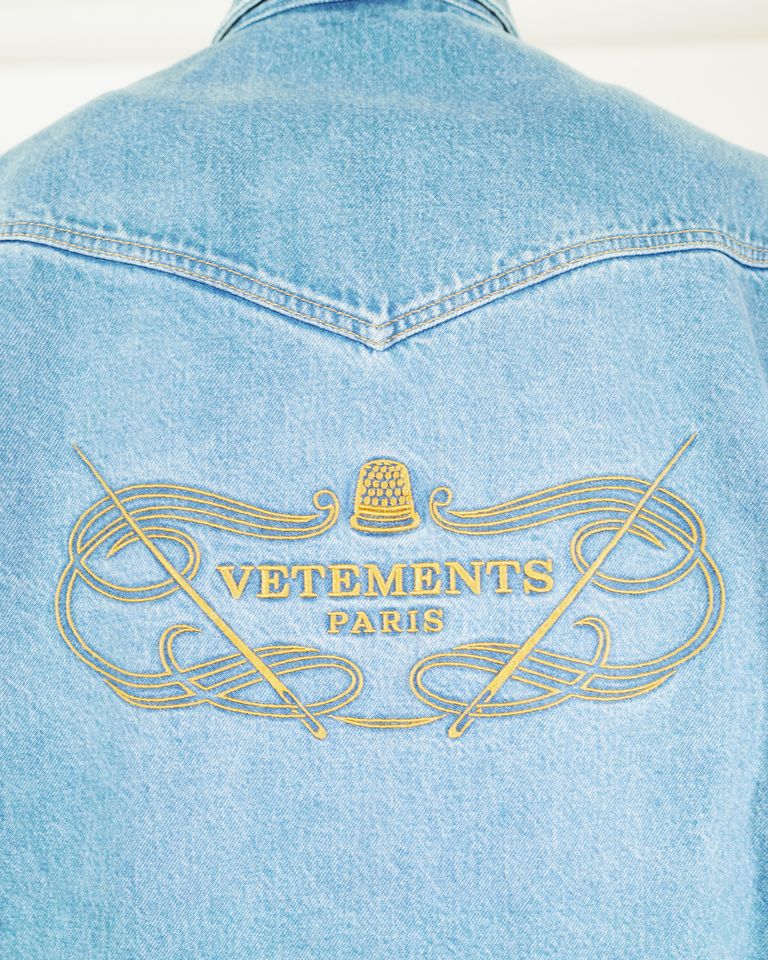 VETEMENTS × EMBROIDERED FANCY LOGO DENIM SHIRT /  BLUE