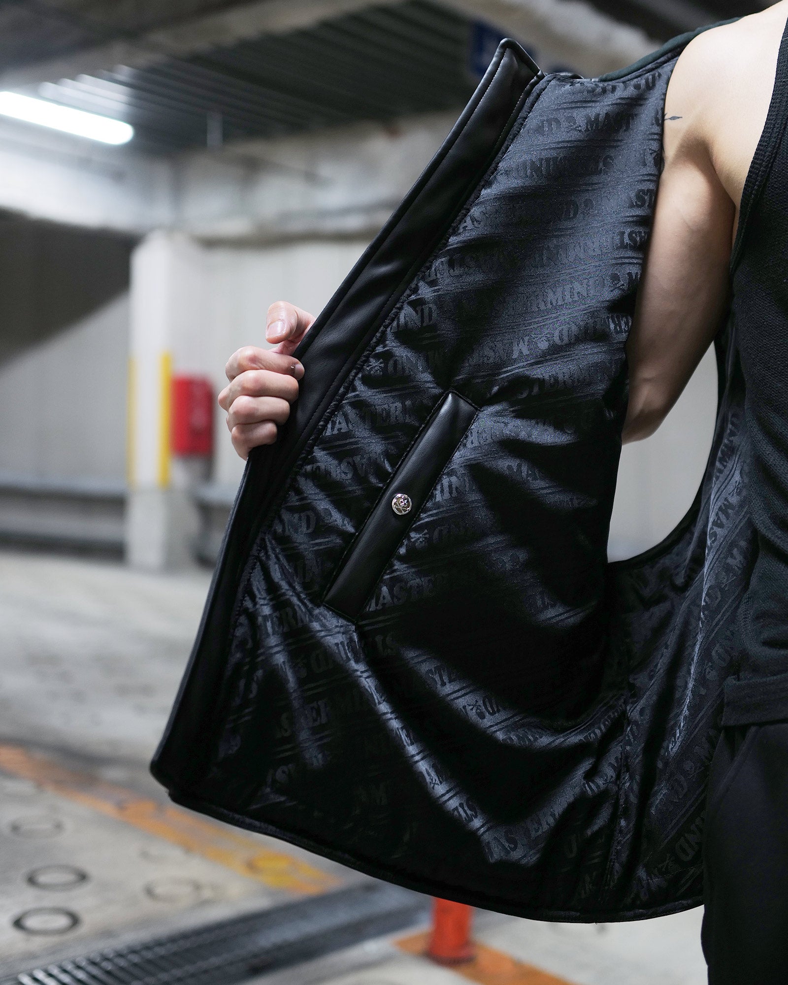 mastermind・マスターマインド - ベスト FAUX LEATHER VEST / BLACK