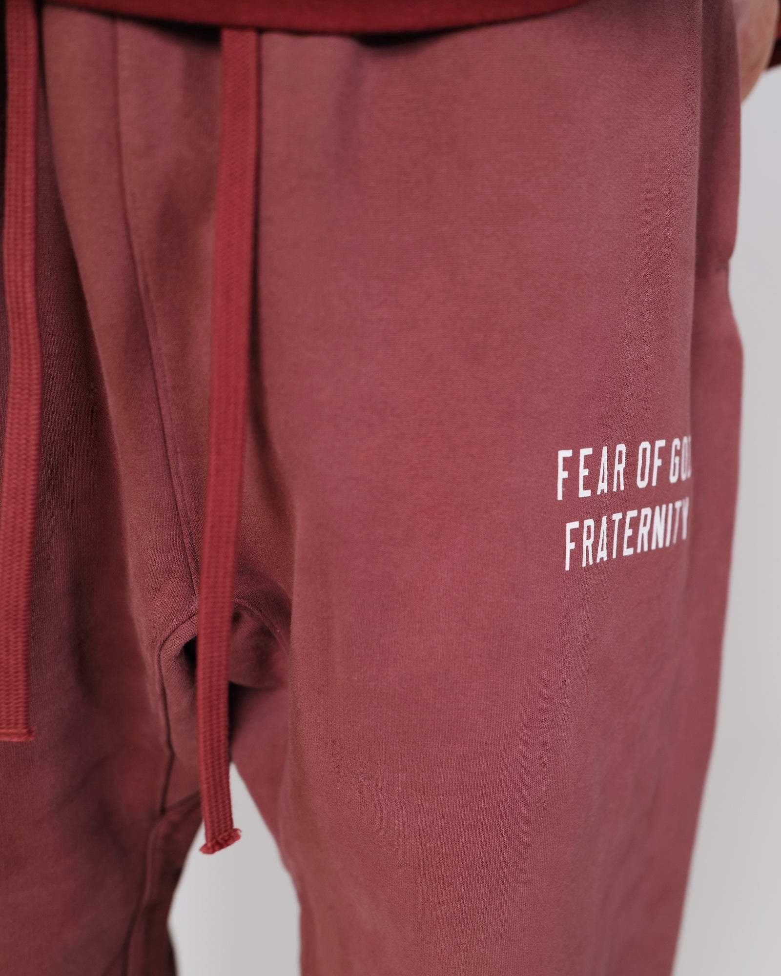 ESSENTIALS × HEAVY FLEECE SWEATPANT / CRIMSON