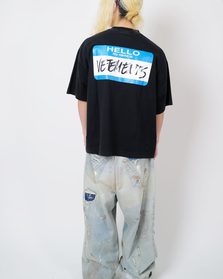 VETEMENTS × MY NAME STICKER CROPPED BOXY T-SHIRT / BLACK