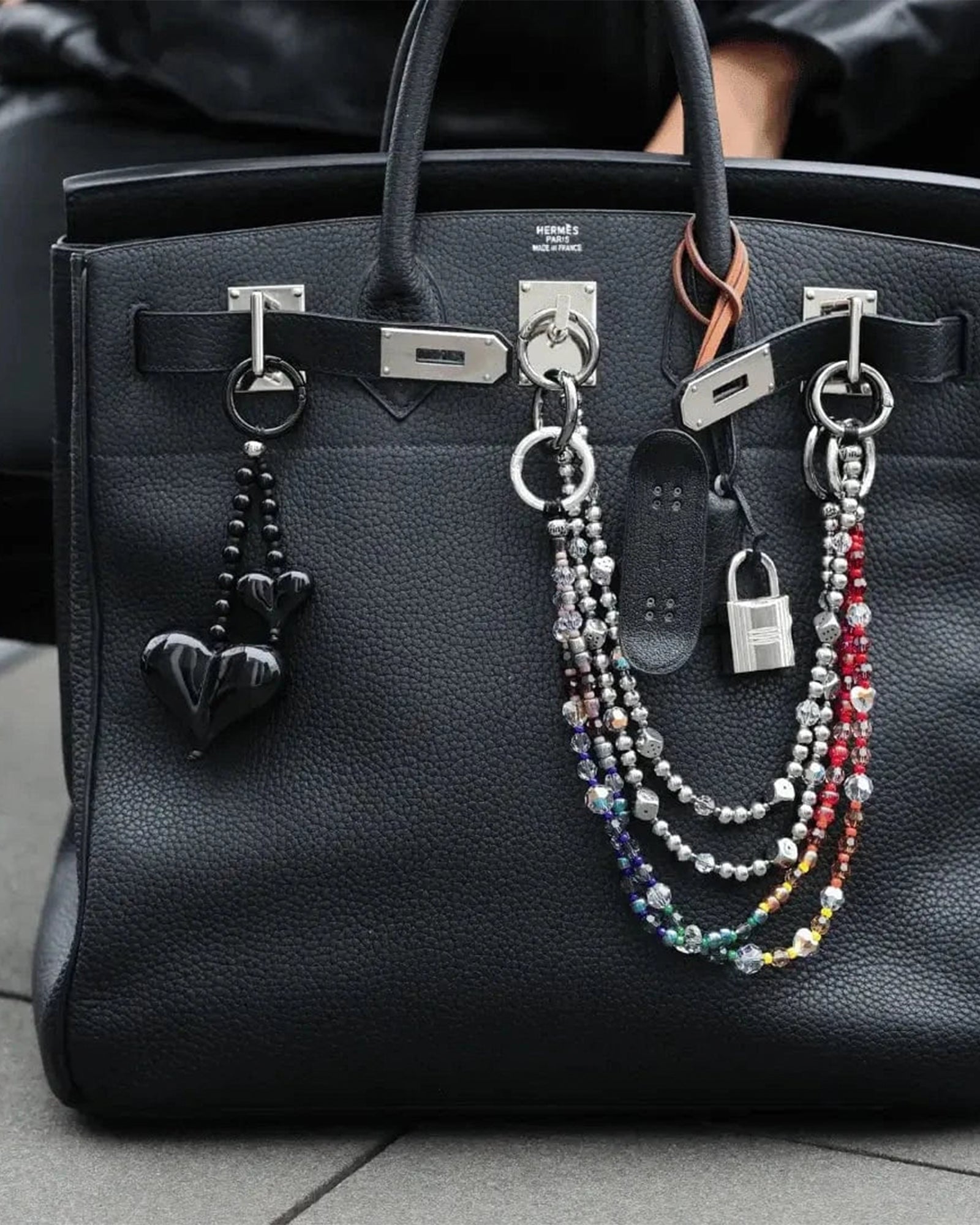 String Ting・ストリング ティング - スマホアクセサリー BIG LOVE OBSIDIAN SHORTY BAG CHARM / BLACK