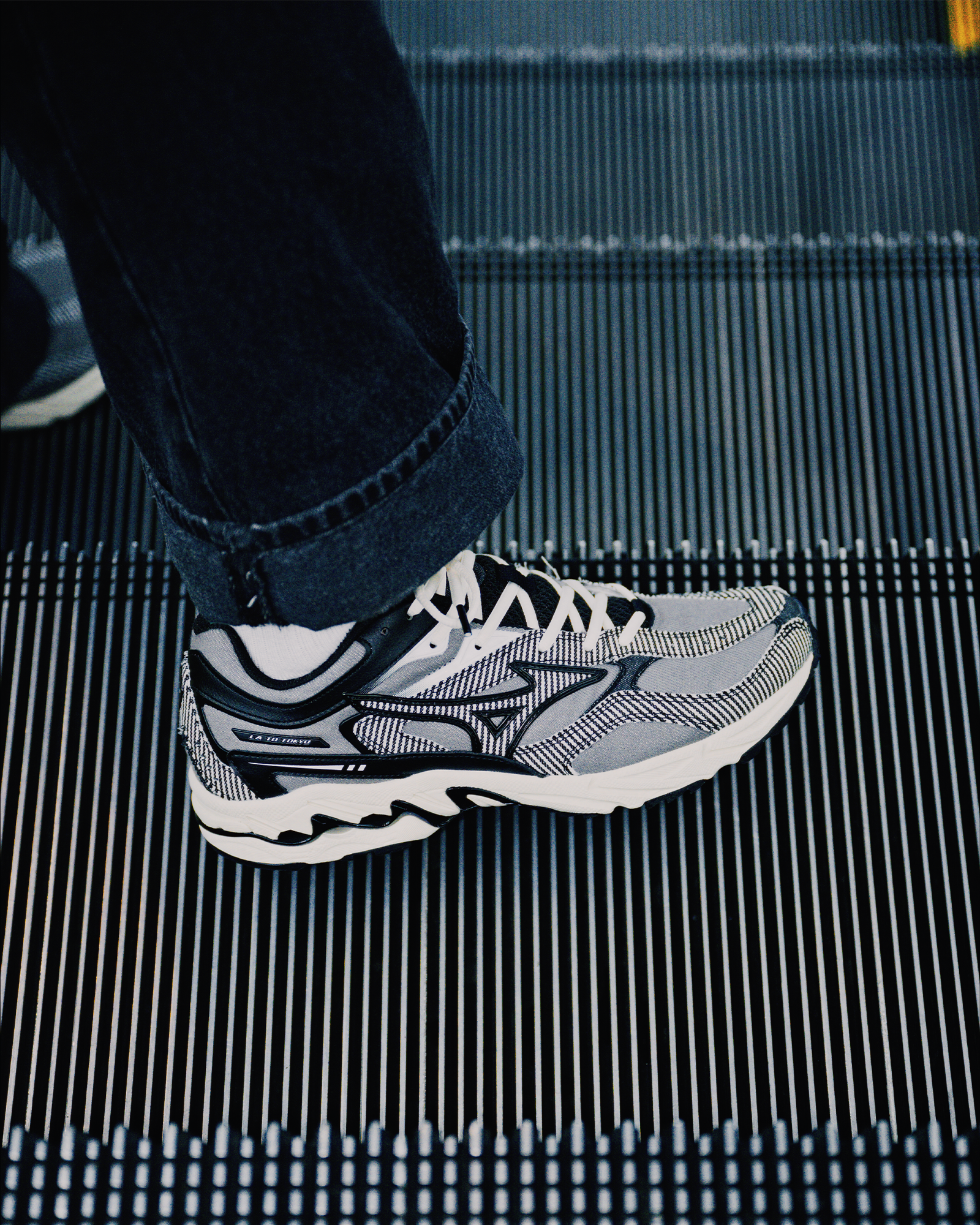 SWJP・エスダブリュージェーピー - ローカットスニーカー MIZUNO WAVE MUSTANG LS SWJP / BLACK