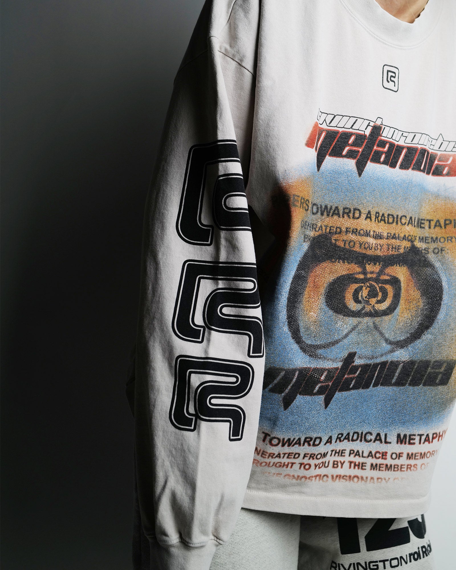 RRR123・リヴィントン ロイ レビス - L/S Tシャツ DIVINITY PAPER GARDEN LS TEE / LIGHT GREY